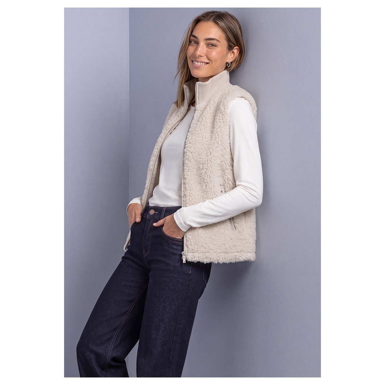 Damen Teddy Weste Curly Fake Fur von Street One in Beige, Vorderansicht am Model