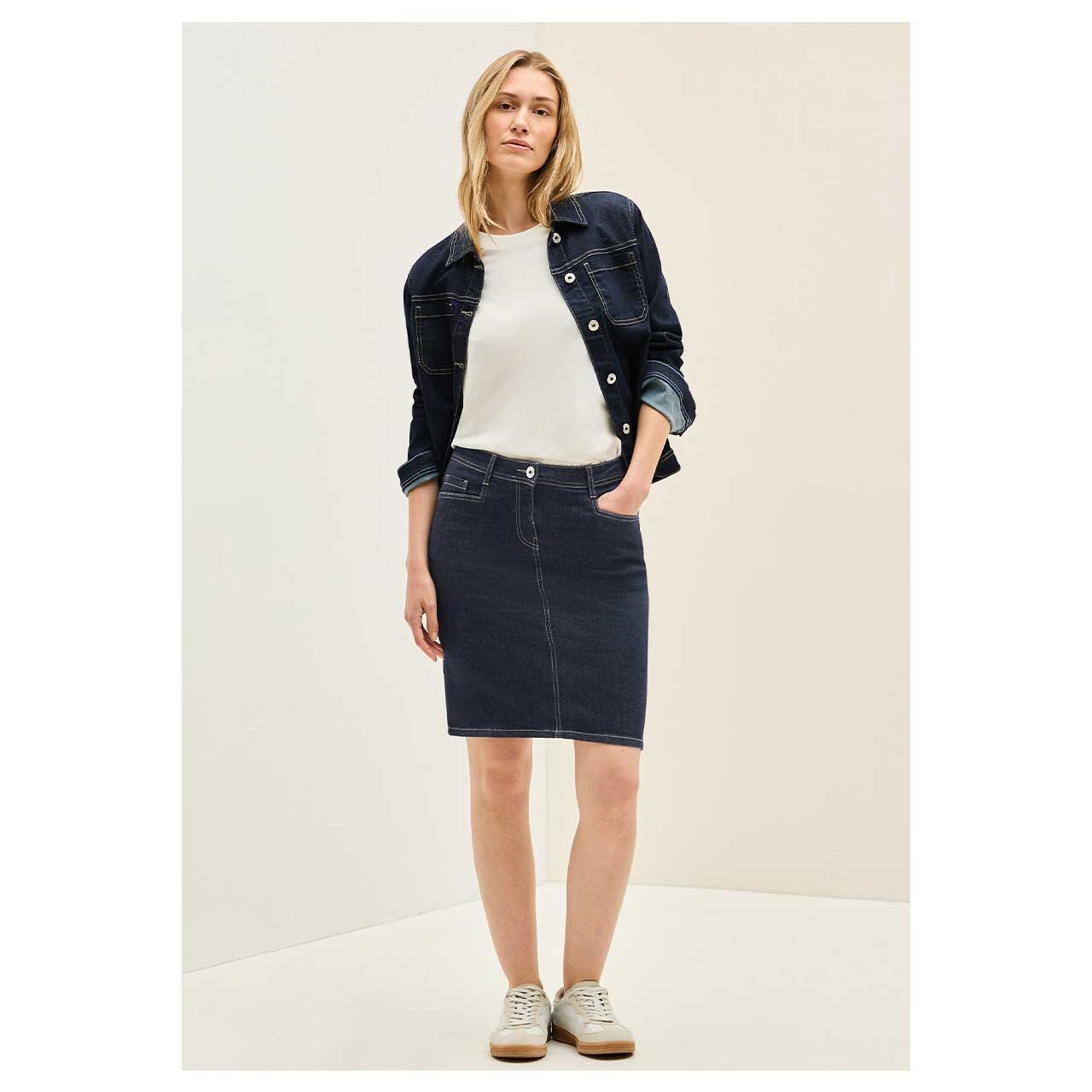 Damen Jeans Rock Denim Skirt von Cecil in Dunkelblau, Ganzkörper am Modell