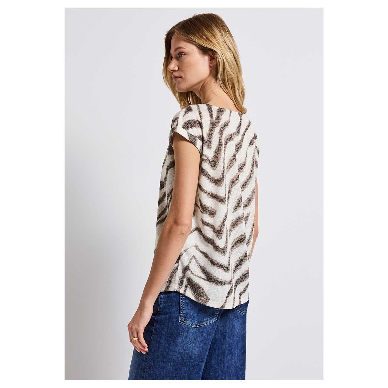 Rückansicht des getragenen Damen T-Shirts von Street One in Beige mit Print