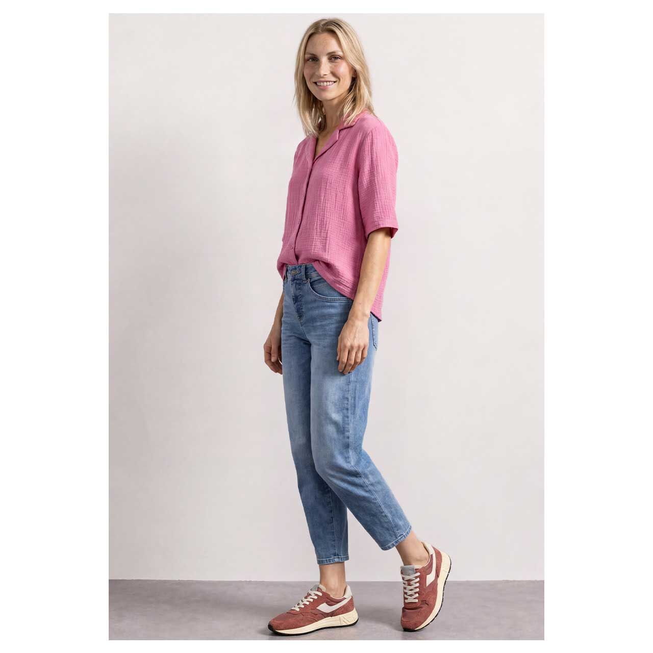 Damen Kurzarm Bluse Musselin Bowling Collar von Street One in Pink, Ganzkörperansicht am Model