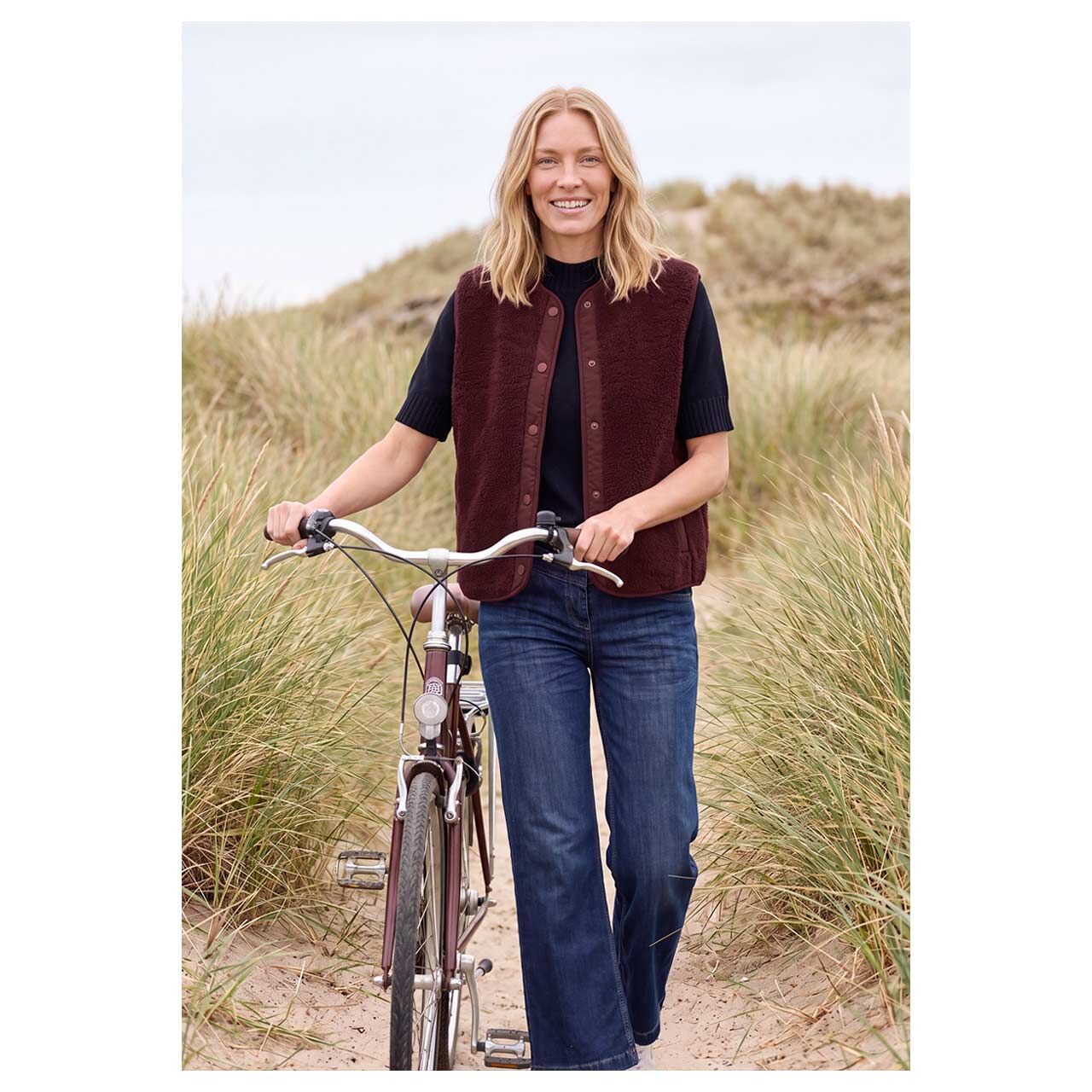 Damen Weste Teddy Solid Matmix Vest von Cecil in Weinrot, Vorderansicht am Model