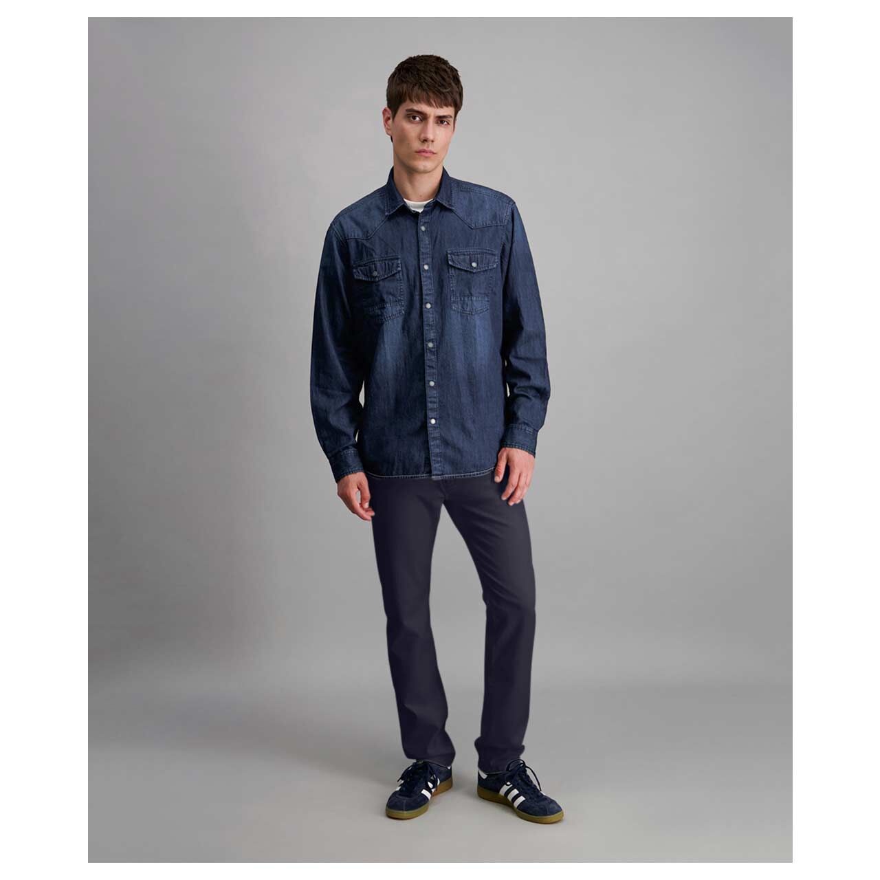 Stretch Herren Baumwollhose Eric Megaflex in Dunkelblau von Pioneer, Ganzkörperansicht am Model