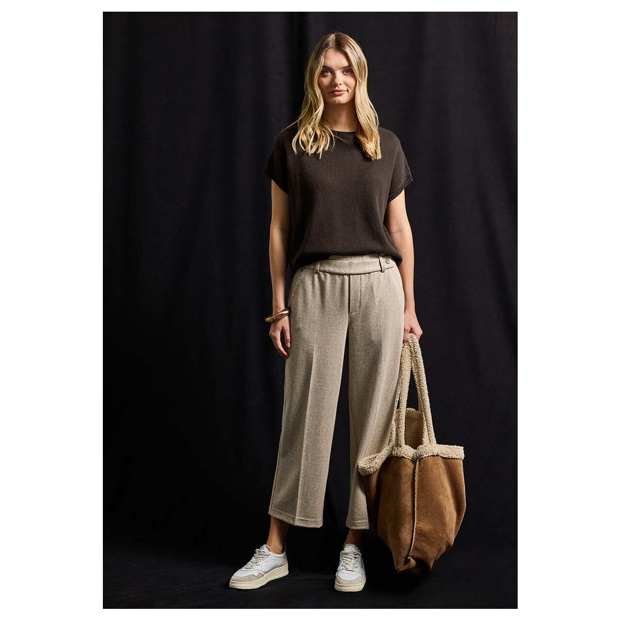 Damen Kurzarm Pullover von Street One in Dunkelbraun, Ganzkörperansicht am Model