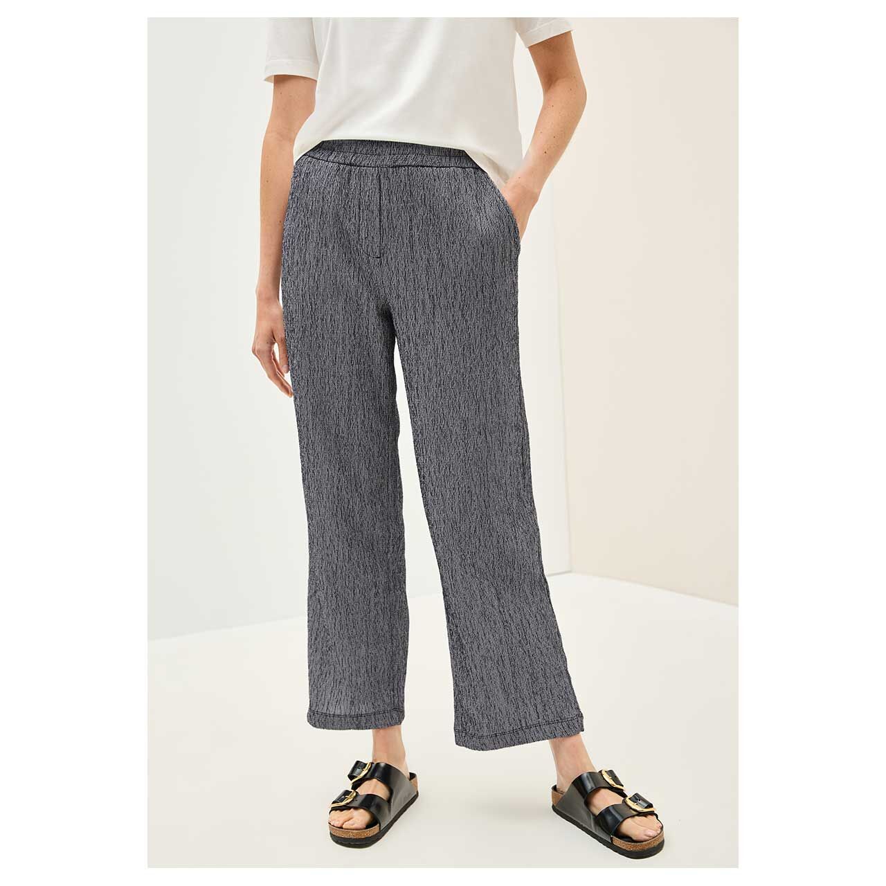 Damen Ankle Hose Neele Straight von Cecil in Dunkelblau mit Print, Vorderansicht getragen