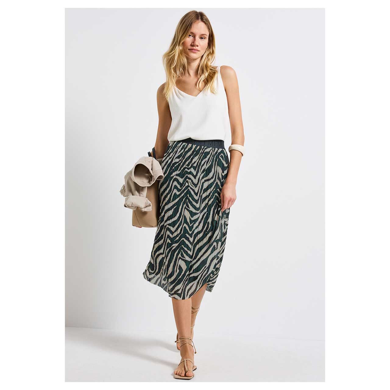 Damen Plissée Rock in Dunkelgrün mit Print, Ganzkörperansicht Outfit Modell