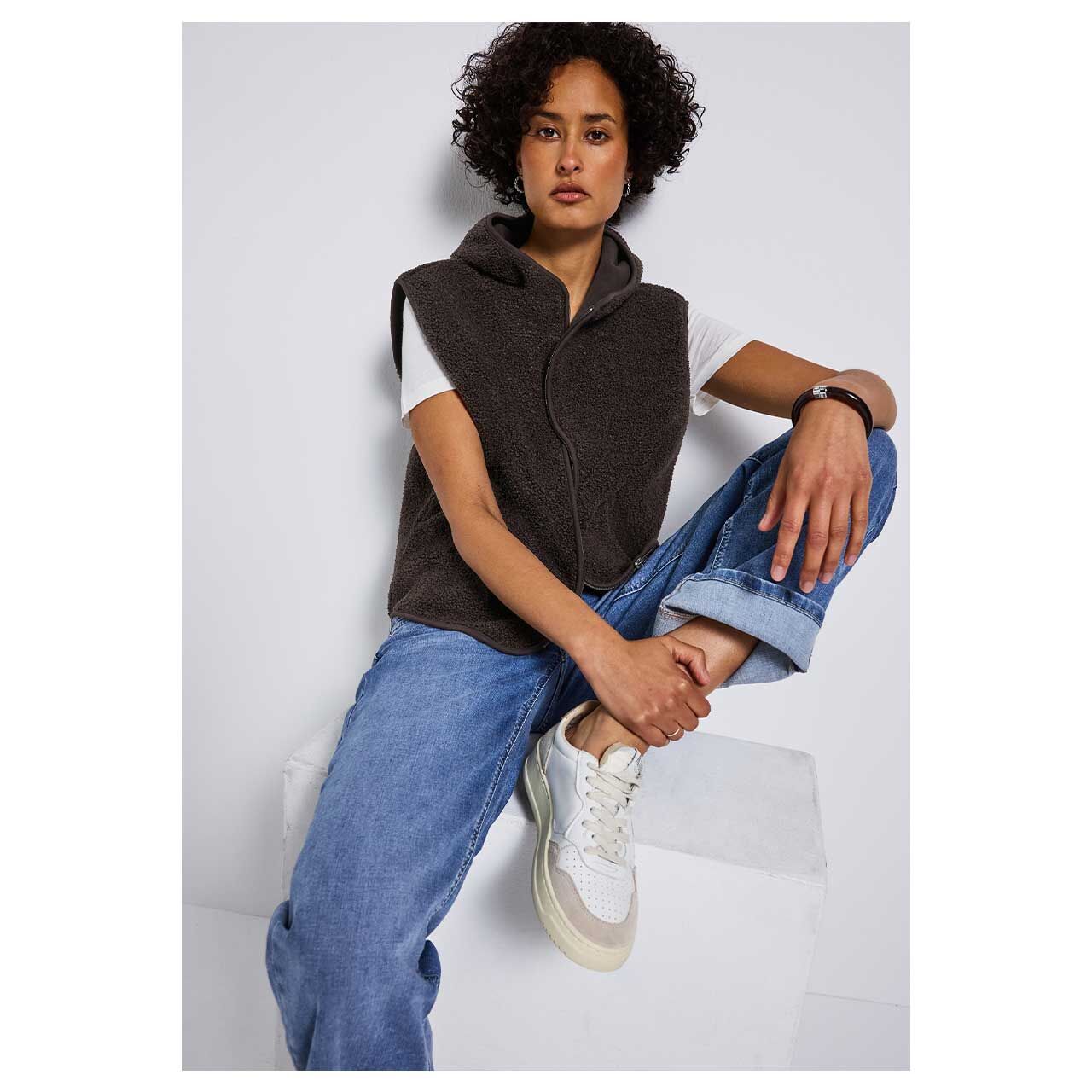 Damen Hoodie Teddy Weste von Street One in Dunkelbraun, Detailansicht am Model