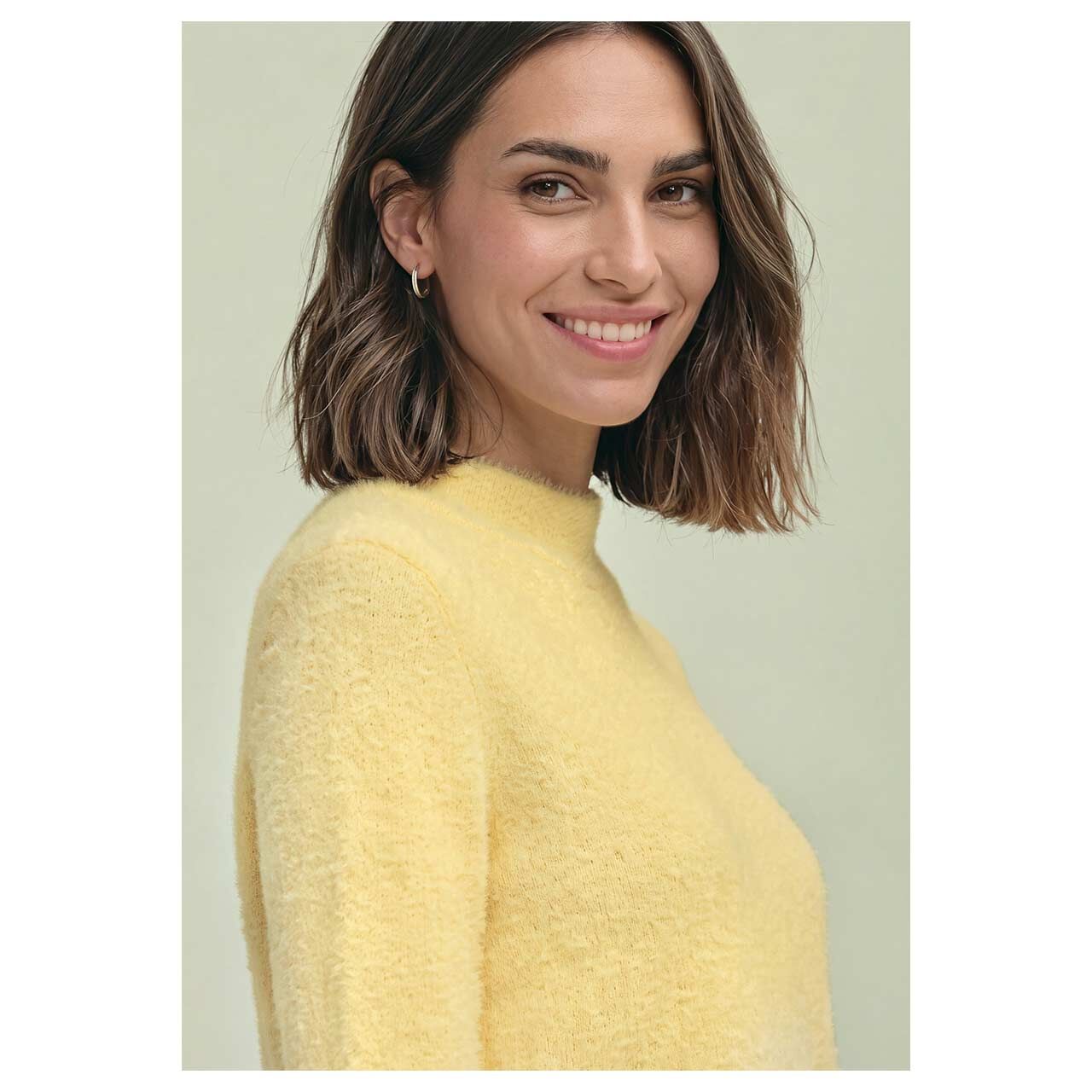 Damen 3/4 Arm Pullover Modern Fluffy Turtleneck von Street One in Gelb, Detailansicht von vorne am Model