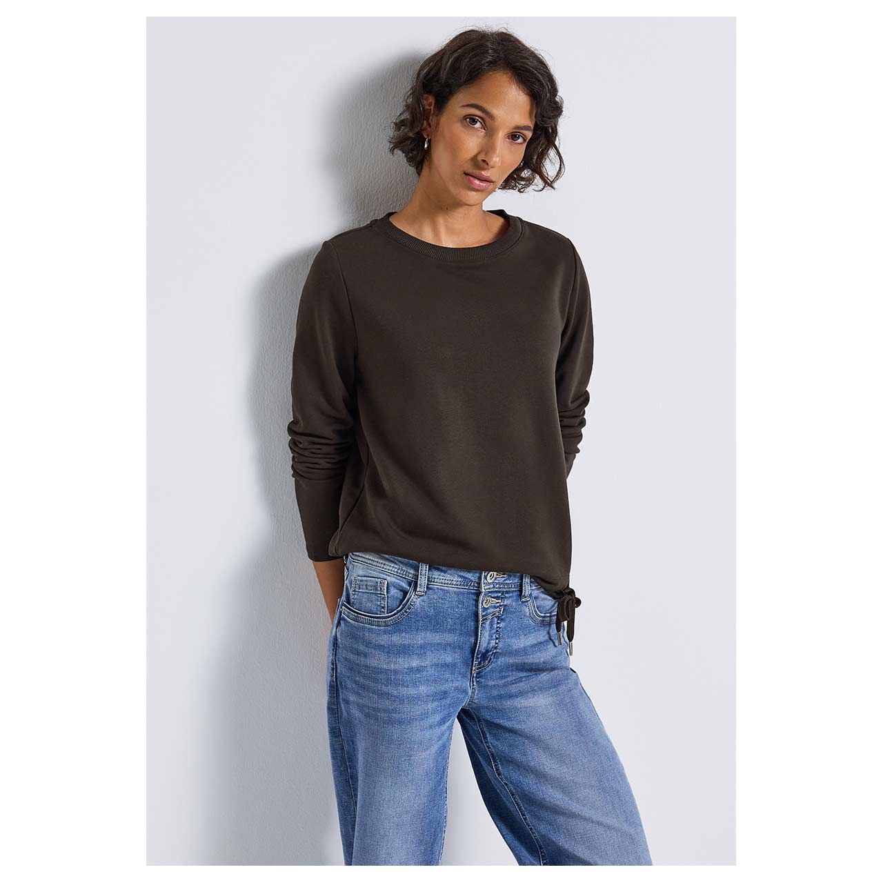 Damen Pullover Crewneck von Street One in Dunkelbraun, Vorderansicht am Model