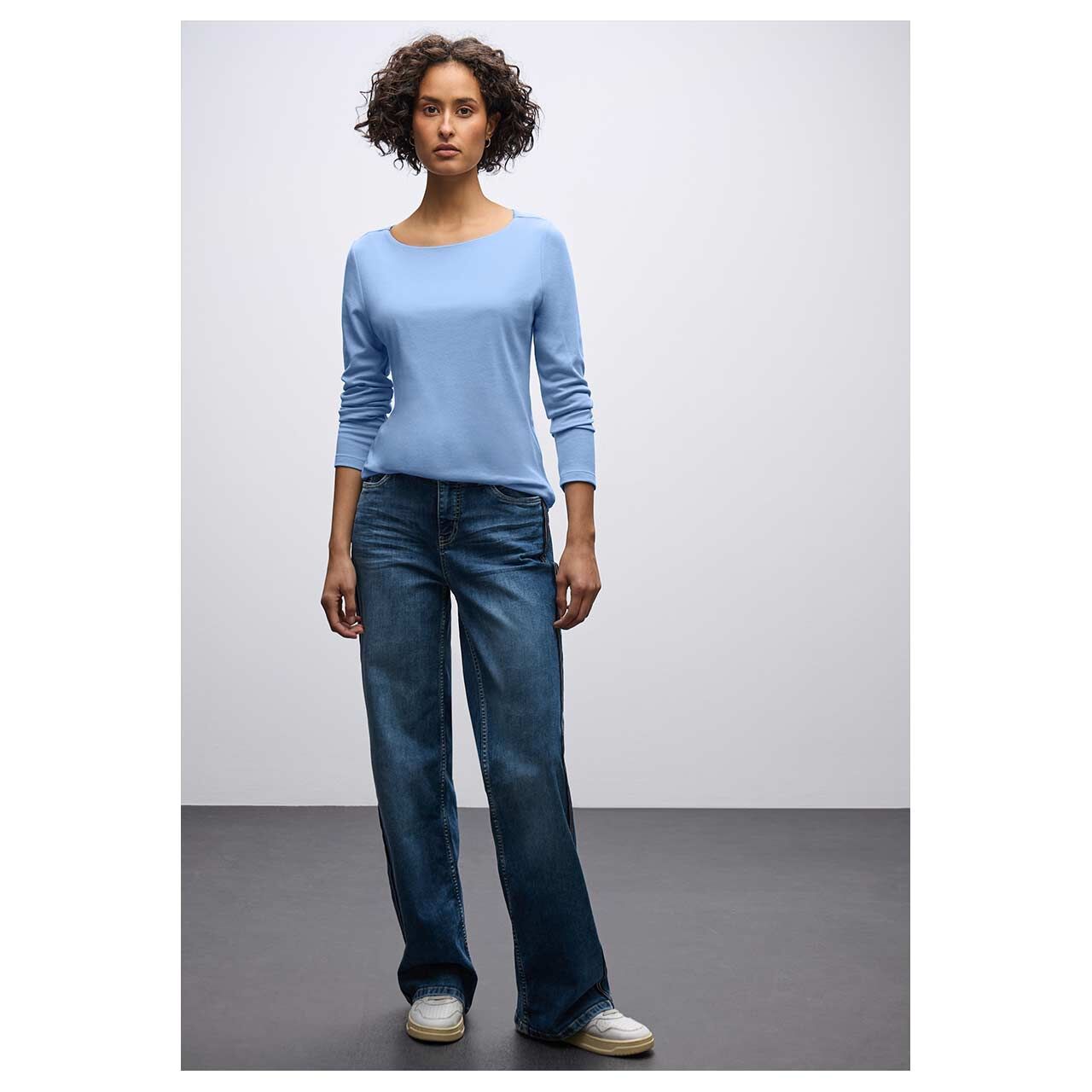 Damen Langarm Shirt Lanea von Street One in Hellblau, Ganzkörperansicht am Model