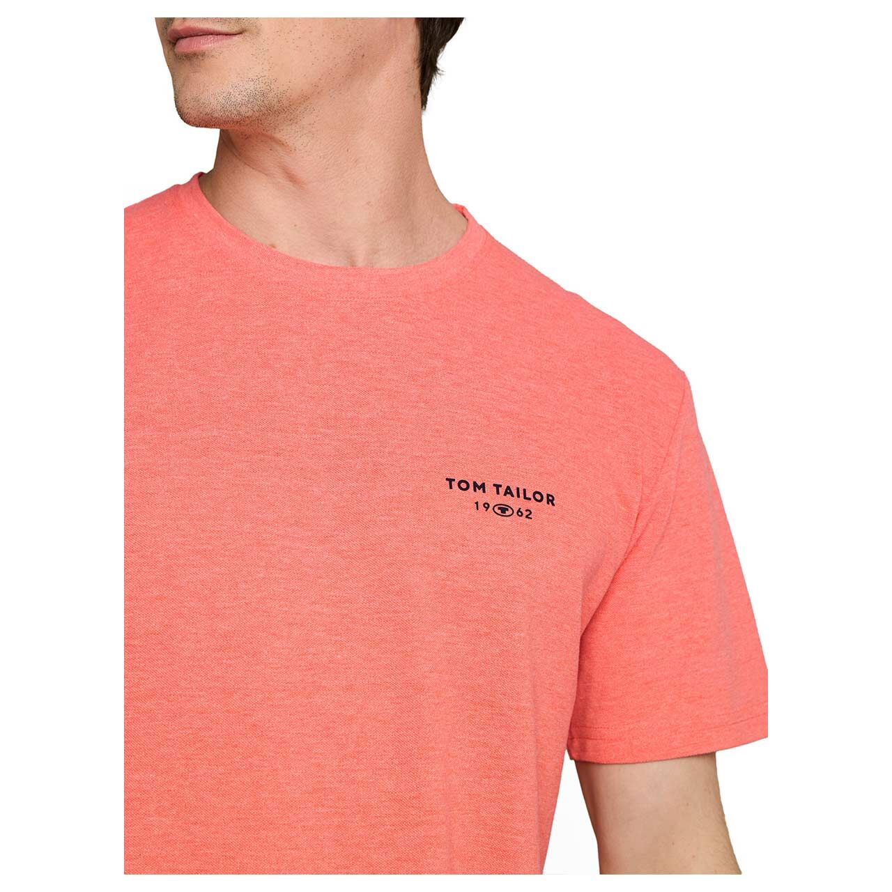 Herren Piqué T-Shirt von Tom Tailor in Orange-Rot meliert, detaillierte Vorderansicht am Model