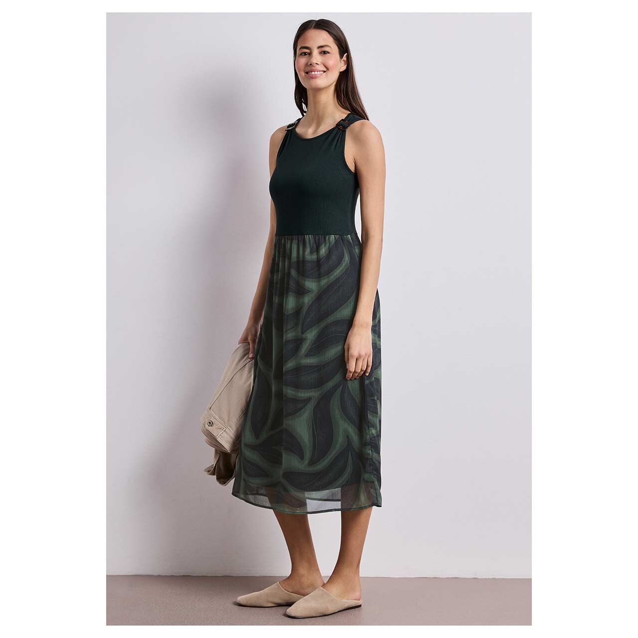 Damen Trägerkleid Mat Mix Chiffon Dress von Street One in Dunkelgrün mit Print, Vorderansicht am Model