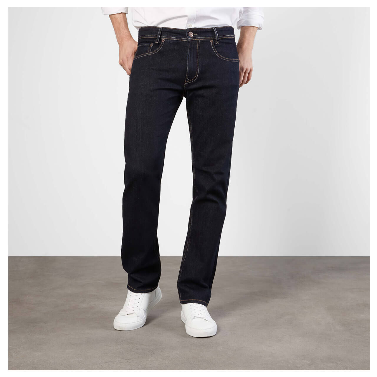 mac-arne-jeans-darkblue-modelvorn Stretch Herrenjeans Arne von MAC in Dunkelblau, Vorderansicht