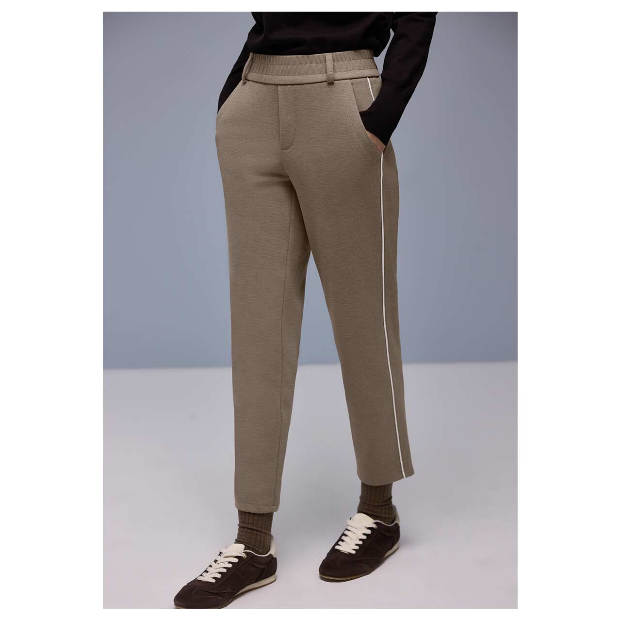 Damen Ankle Hose Bonny Piqué von Street One in Hellbraun, Vorderansicht am Model