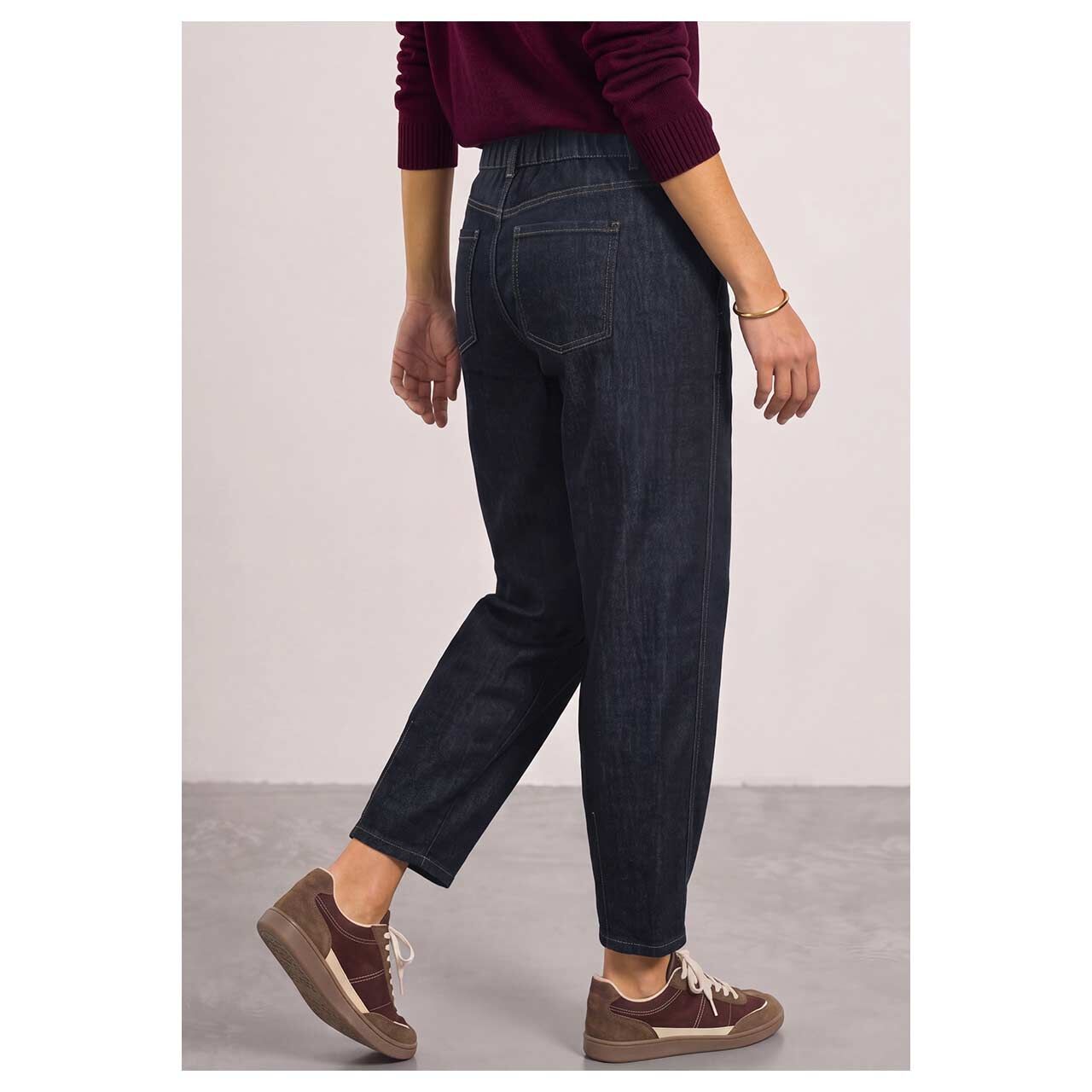Damen Ankle Jeans Karlie Barrel von Street One in Dunkelblau, Rückansicht am Model