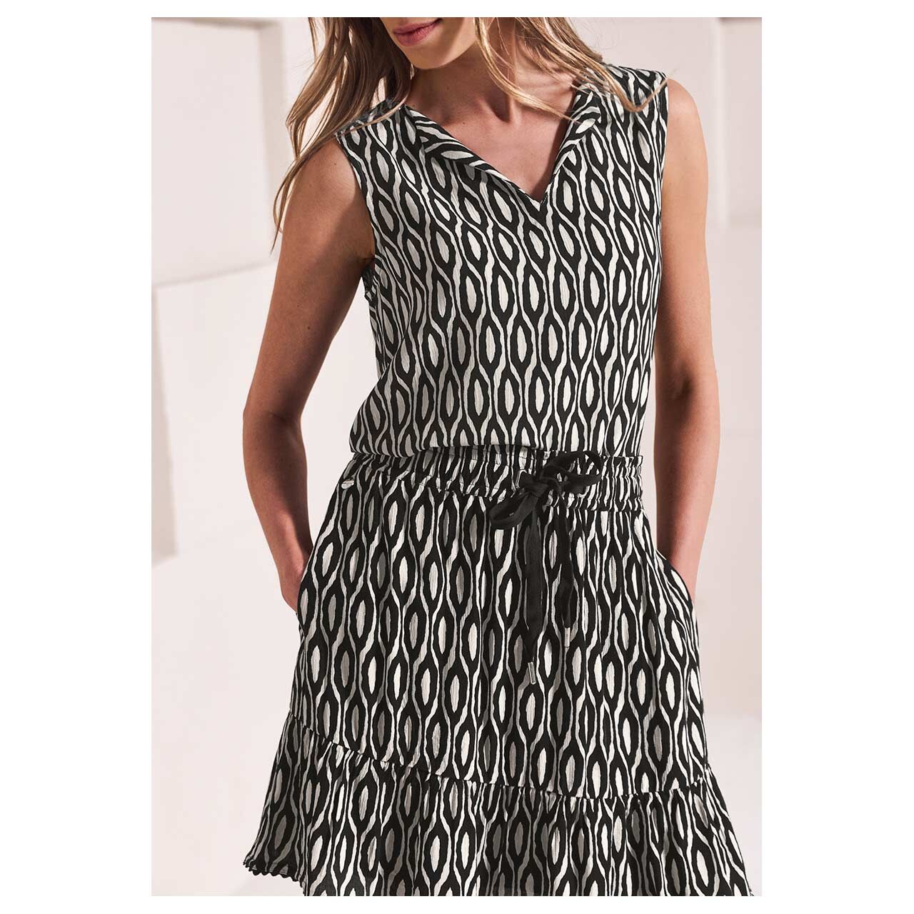 Damen Rock Mini Volant von Street One in Schwarz mit Print, Vorderansicht am Model