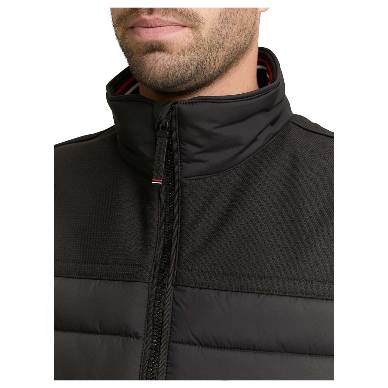 Herren Weste Hybrid Vest von Tom Tailor in Schwarz, detaillierte Vorderansicht am Model