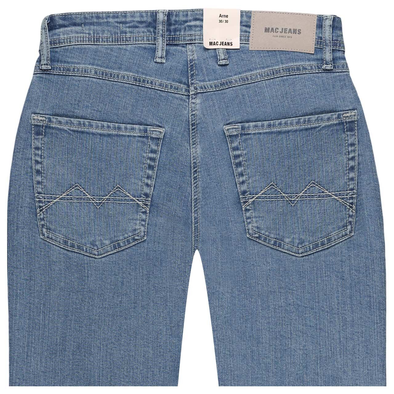 Stretch Herrenjeans Arne von MAC in Hellblau angewaschen, detaillierte Rückansicht