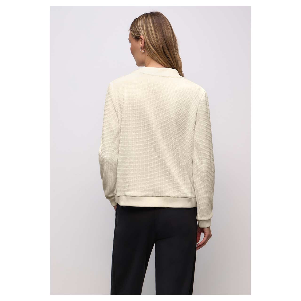 Street One Damen Shirtjacke Shiny Structure Jacket von Street One in Hellbeige, Vorderansicht am Model