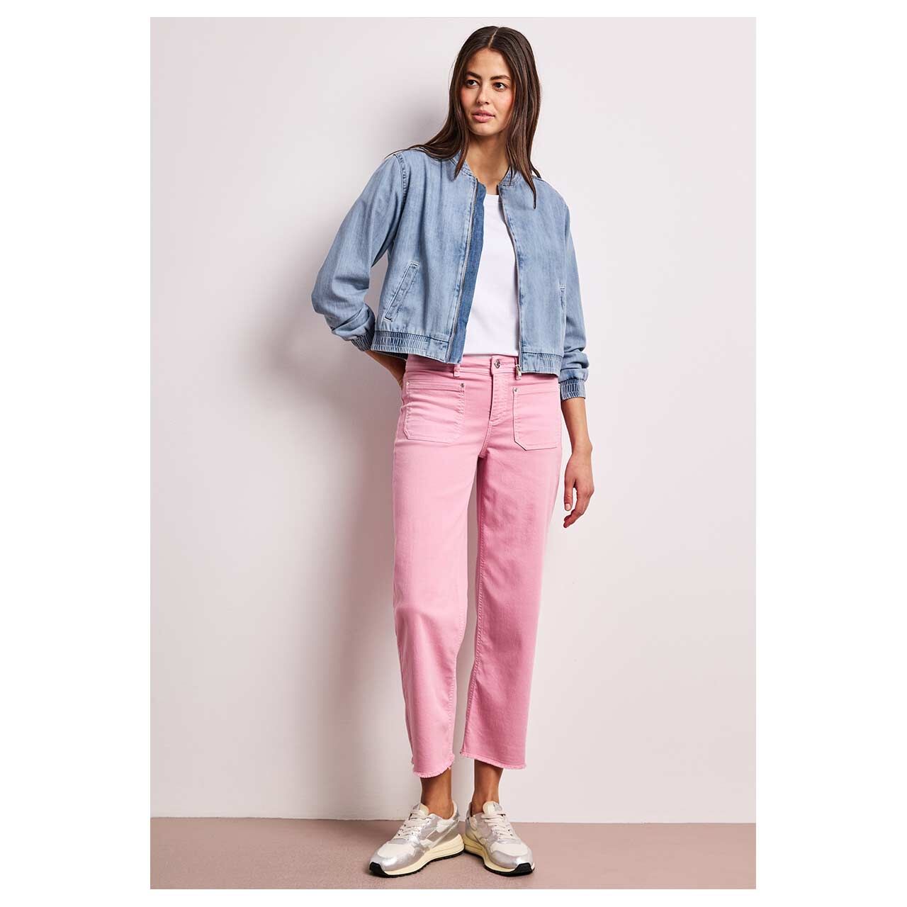 Damen Jeansjacke Bomber Jacket von Street One in Blau angewaschen, Ganzkörperansicht am Model