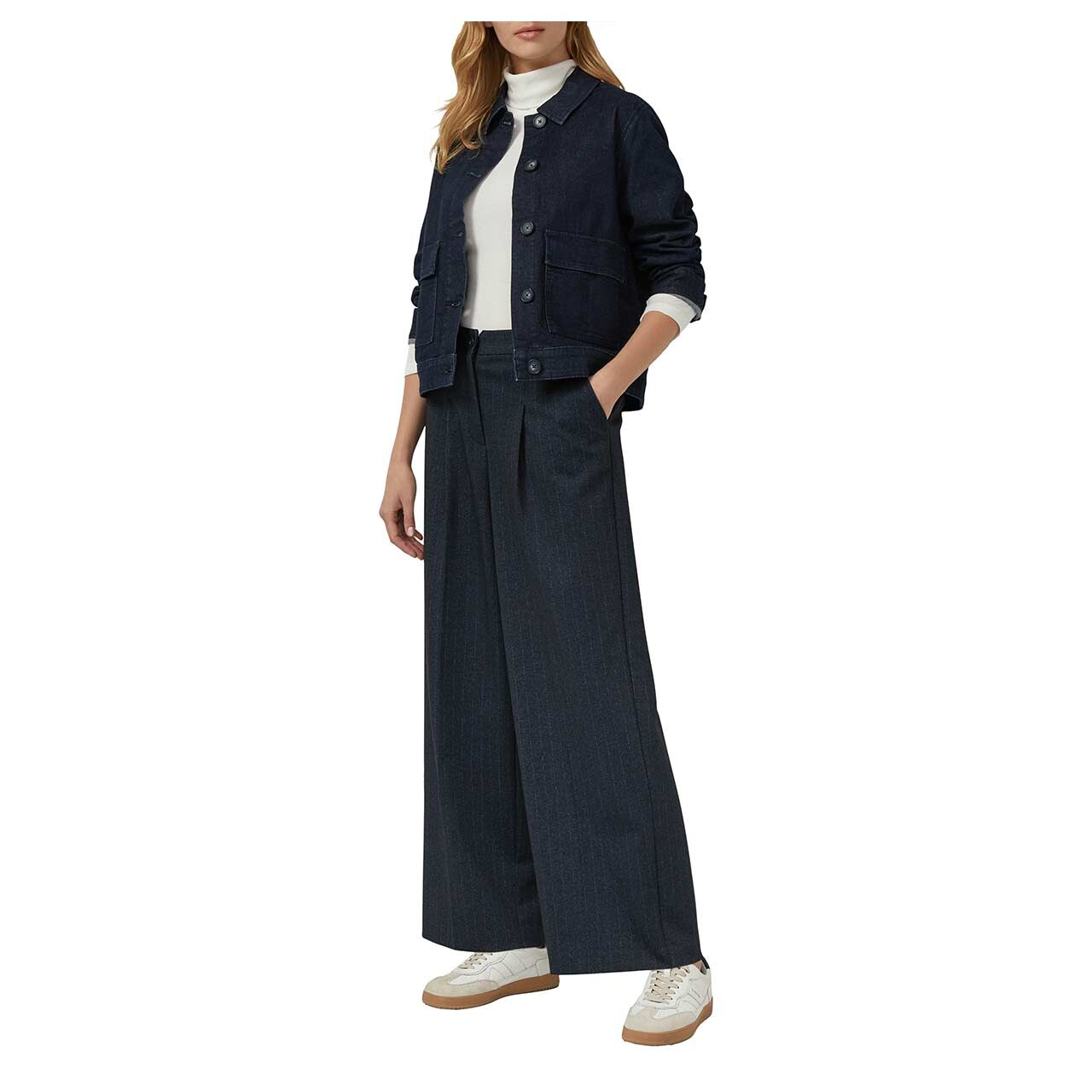 s.Oliver Damen Rollkragen Langarm Shirt in Cremeweiß, Ganzkörperansicht am Model
