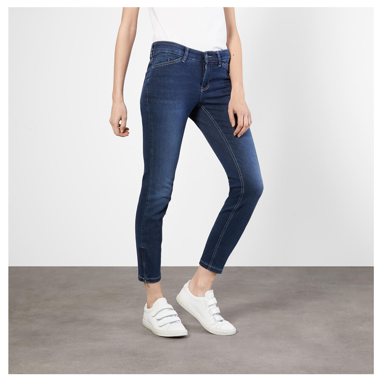 mac-dream-chic-7-8-jeans-dark-used-d853-model-vorne Damen 7/8 Jeans Dream Chic von MAC in Dunkelblau verwaschen, Vorderansicht am Modell