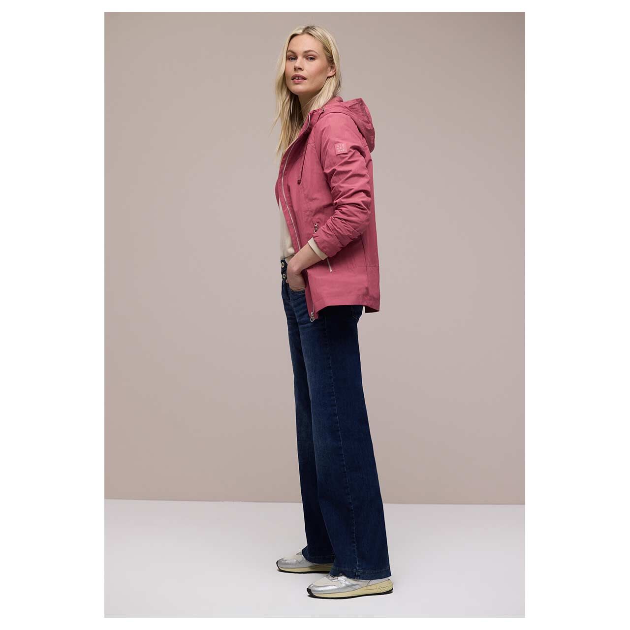 Damen Jacke Modern Windbreaker von Street One in Pink, Ganzkörperansicht am Model