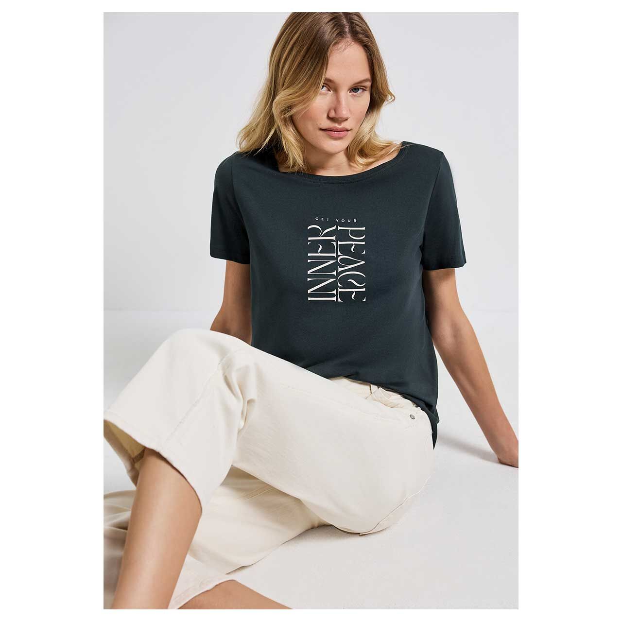 Detailansicht von vorne des getragenen Damen T-Shirt von Street One in Dunkelgrün mit Print
