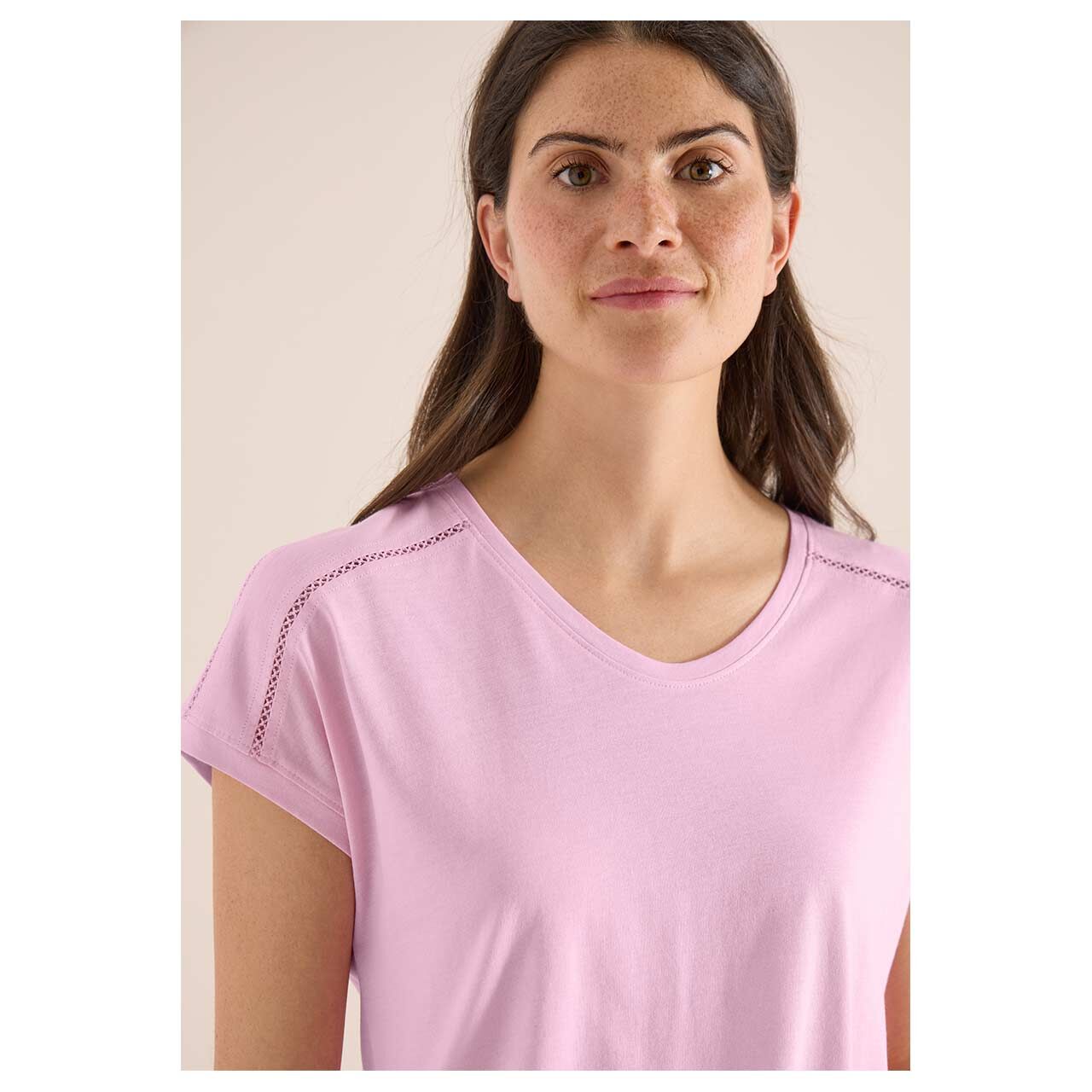 Damen T-Shirt Solid Lace Shoulder von Cecil in Rosa, detaillierte Vorderansicht am Model