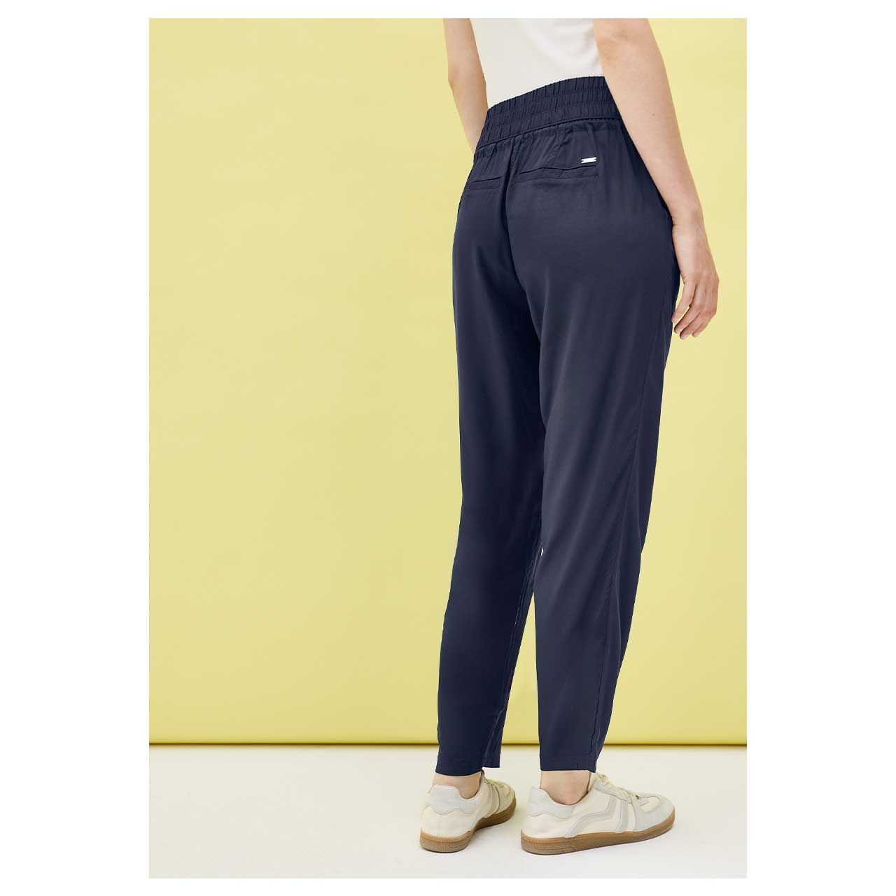 Damen Ankle Hose Chelsea von Cecil in Dunkelblau mit der Farbnummer 16715, Rückansicht am Modell