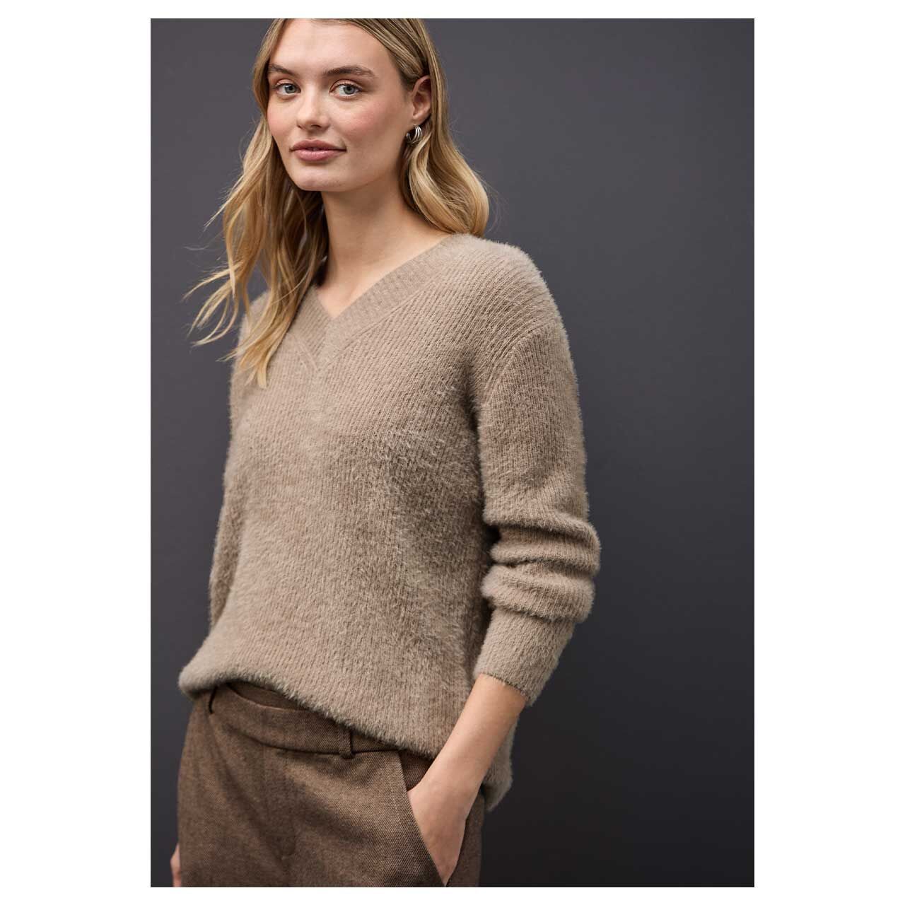 Damen Pullover Fluffy V-Neck von Street One in Beige meliert, Vorderansicht am Model
