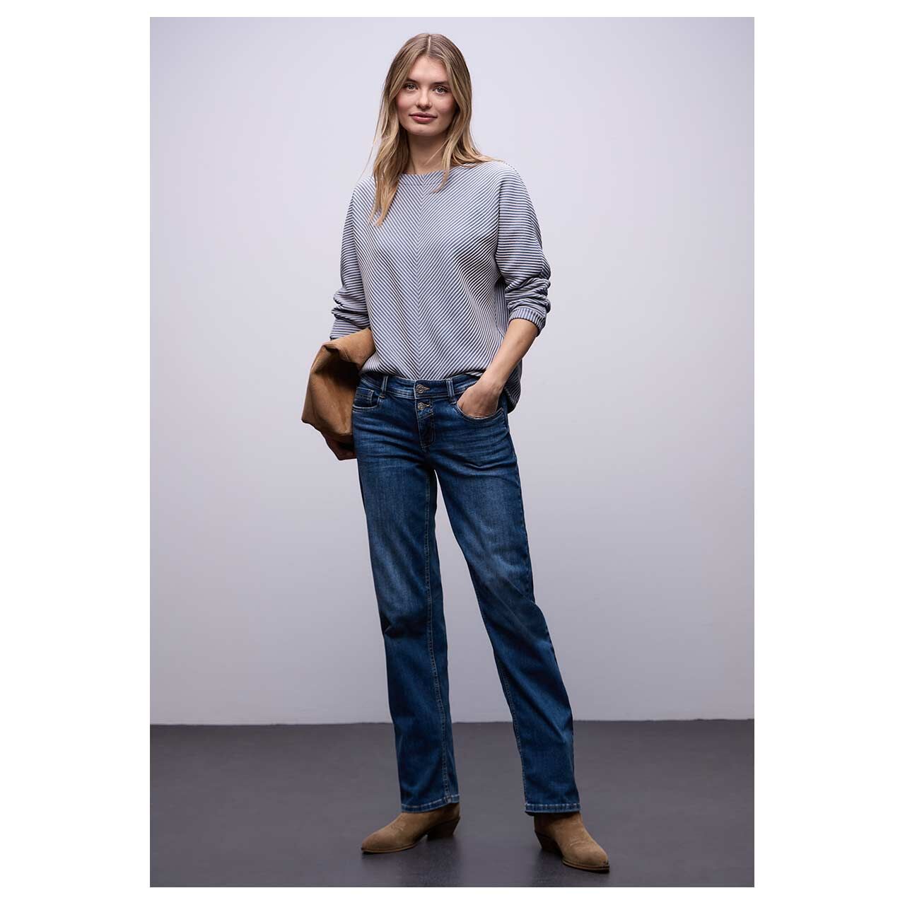 Damen 3/4 Arm Shirt Two Color Structure von Street One in Hellblau gestreift, Ganzkörperansicht am Model