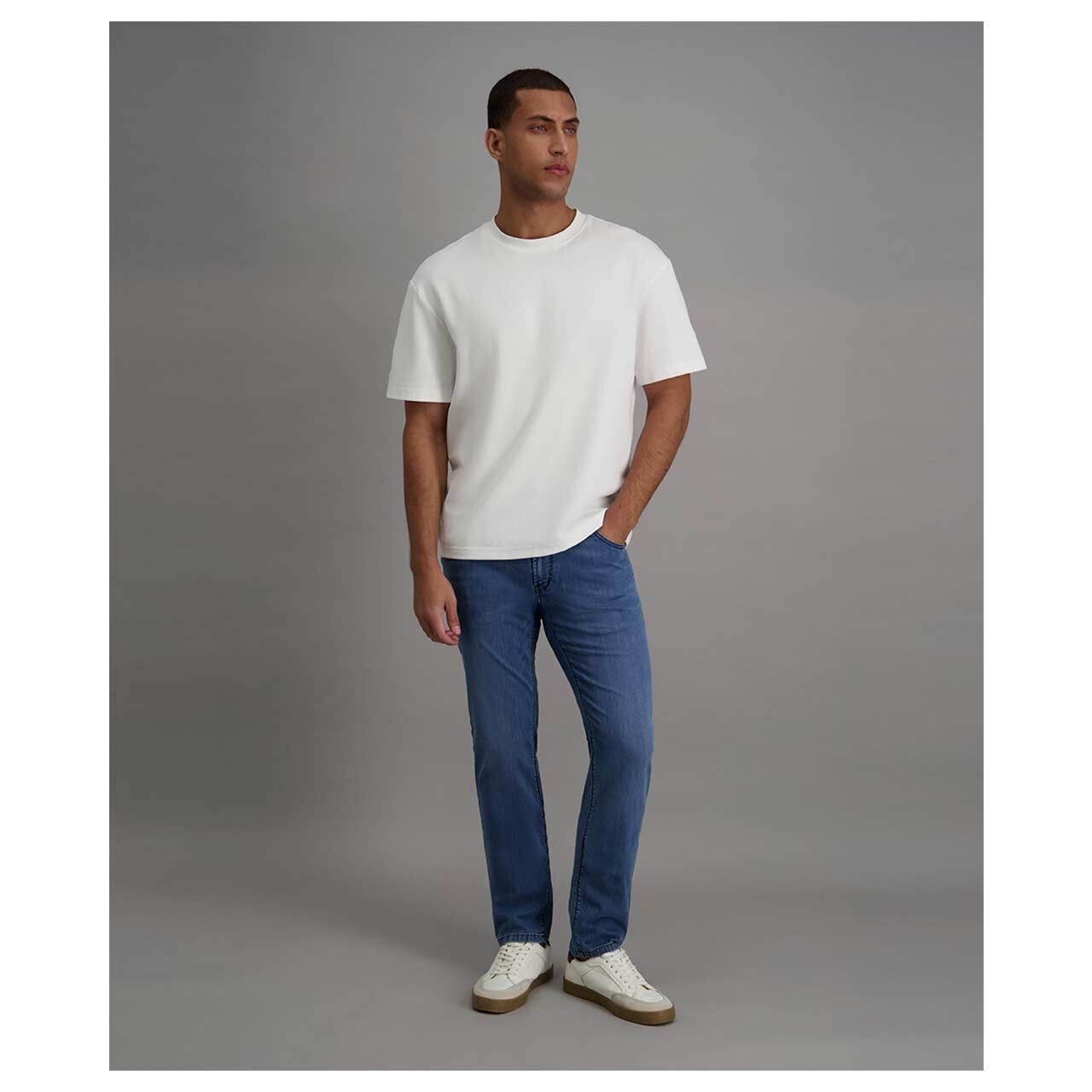 Stretch Herrenjeans Rando Megaflex in Blau angewaschen, Vorderansicht Model