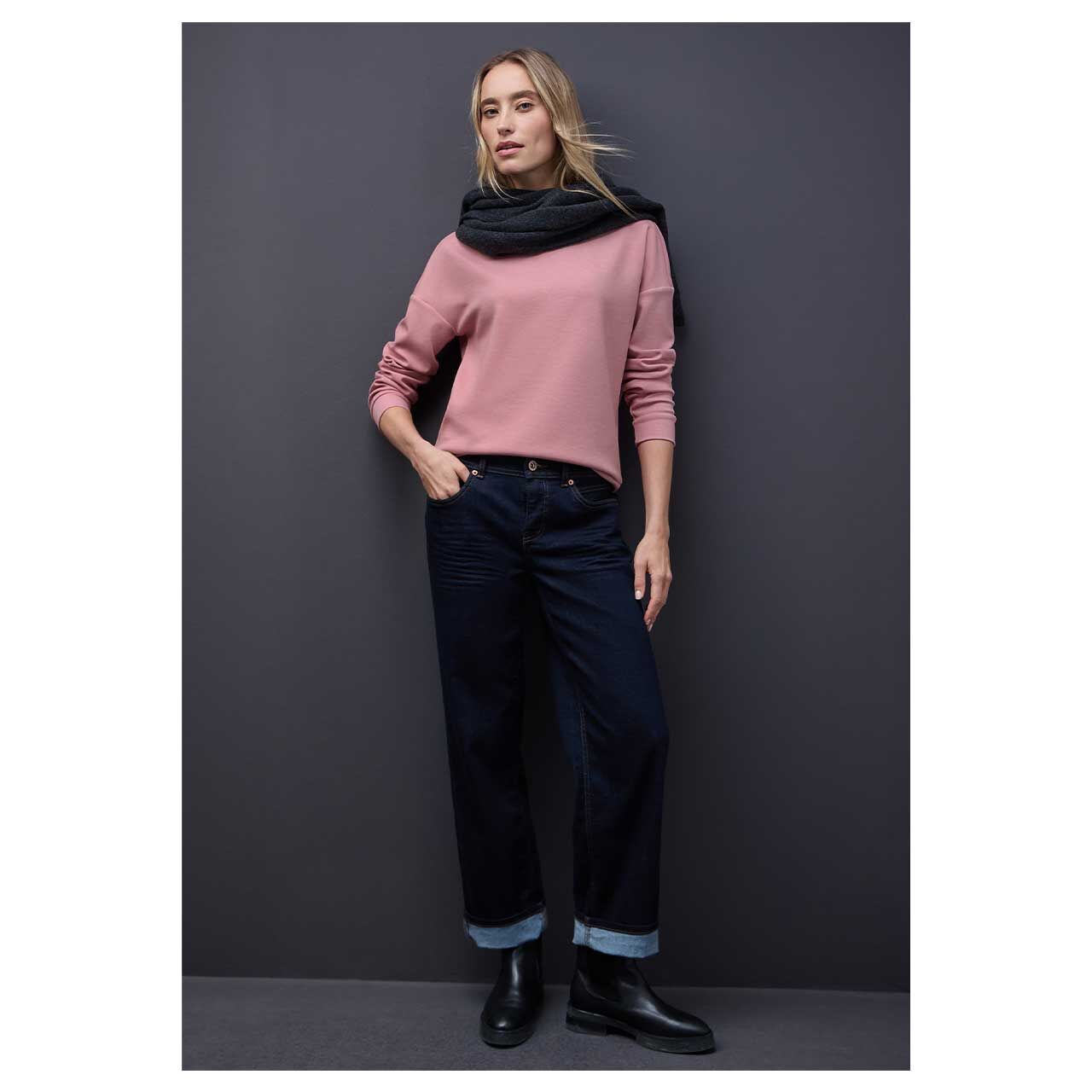 Damen Sweatshirt Rib Neck von Street One in Rosa meliert, Ganzkörperansicht gestylt am Model