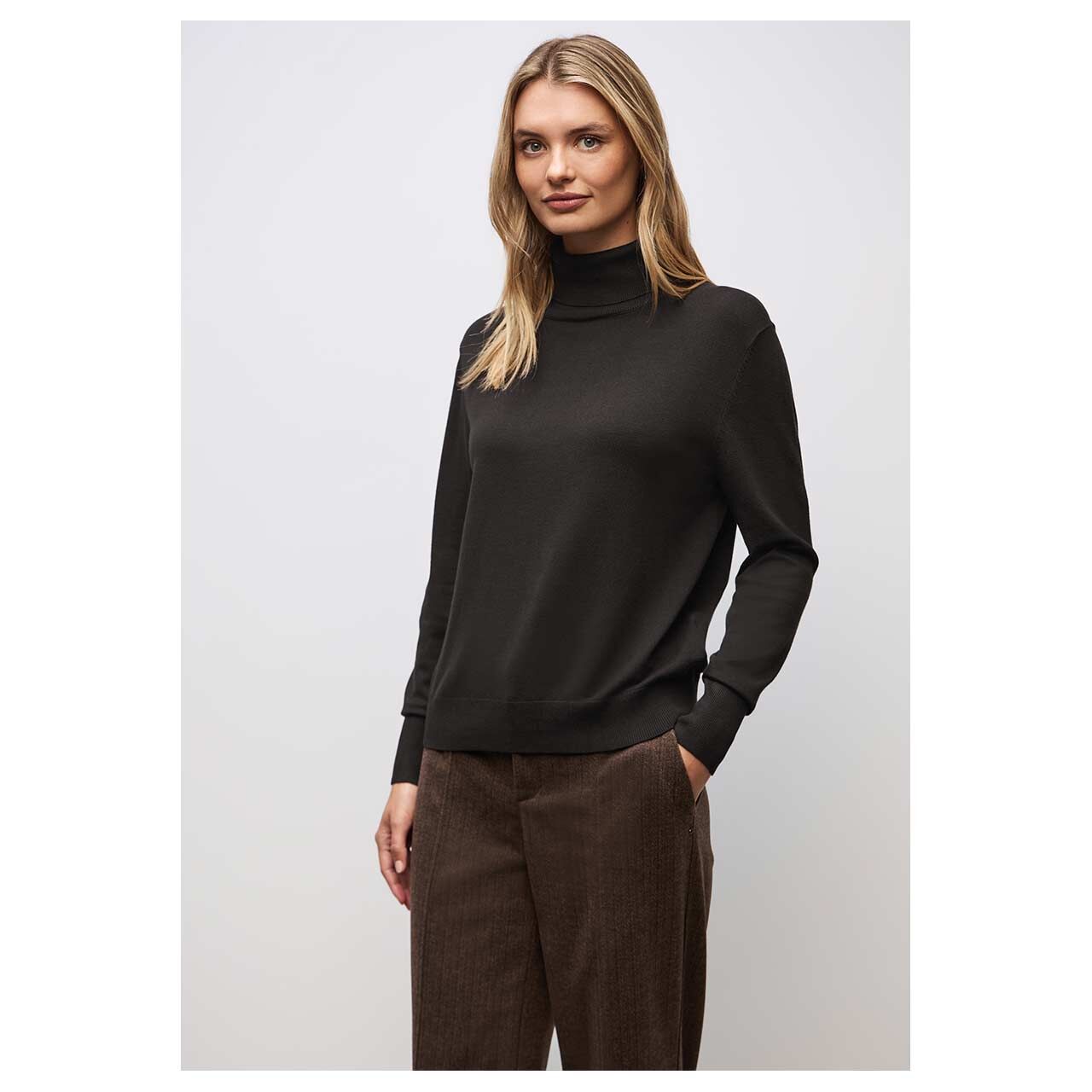 Damen Rollkragen Pullover Basic Roll-Neck von Street One in Dunkelbraun, detaillierte Vorderansicht am Model