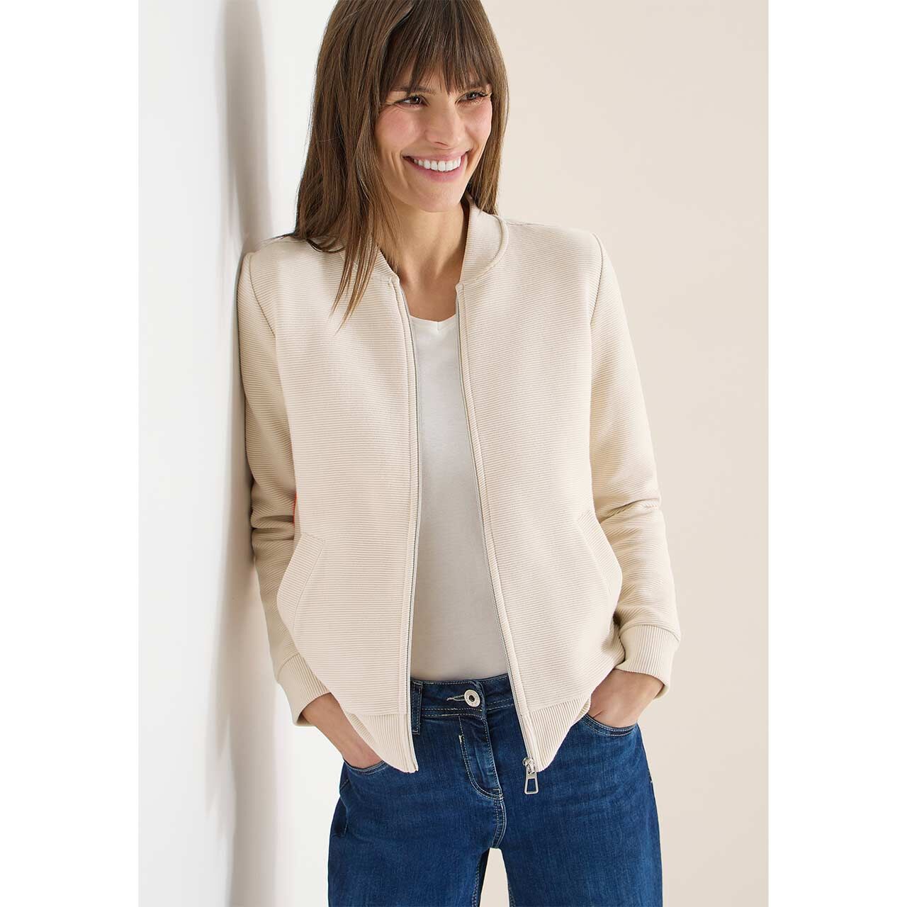 Damen Shirtjacke Ottoman Piping von Cecil in Hellbeige, Vorderansicht mit Model