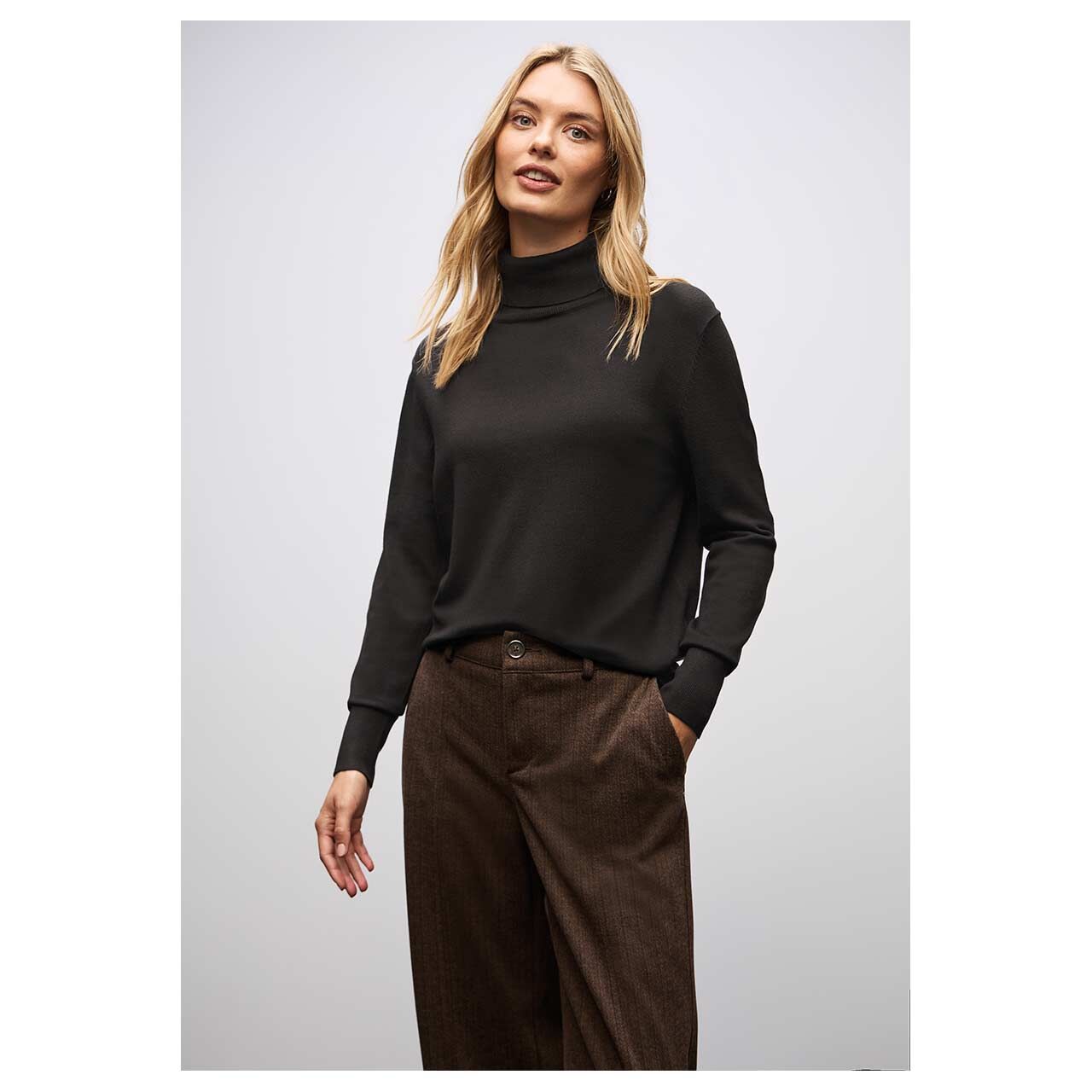 Damen Rollkragen Pullover Basic Roll-Neck von Street One in Dunkelbraun, Vorderansicht am Model