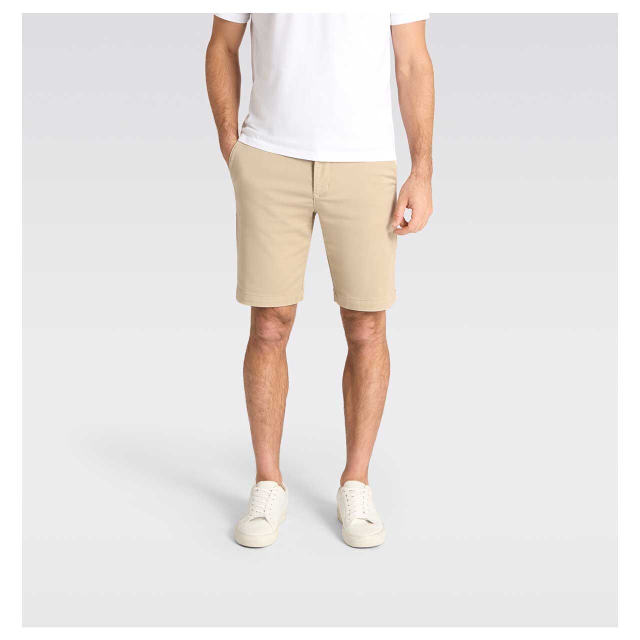 Baumwoll Bermuda Jogn Short von MAC in Beige, Vorderansicht am Model