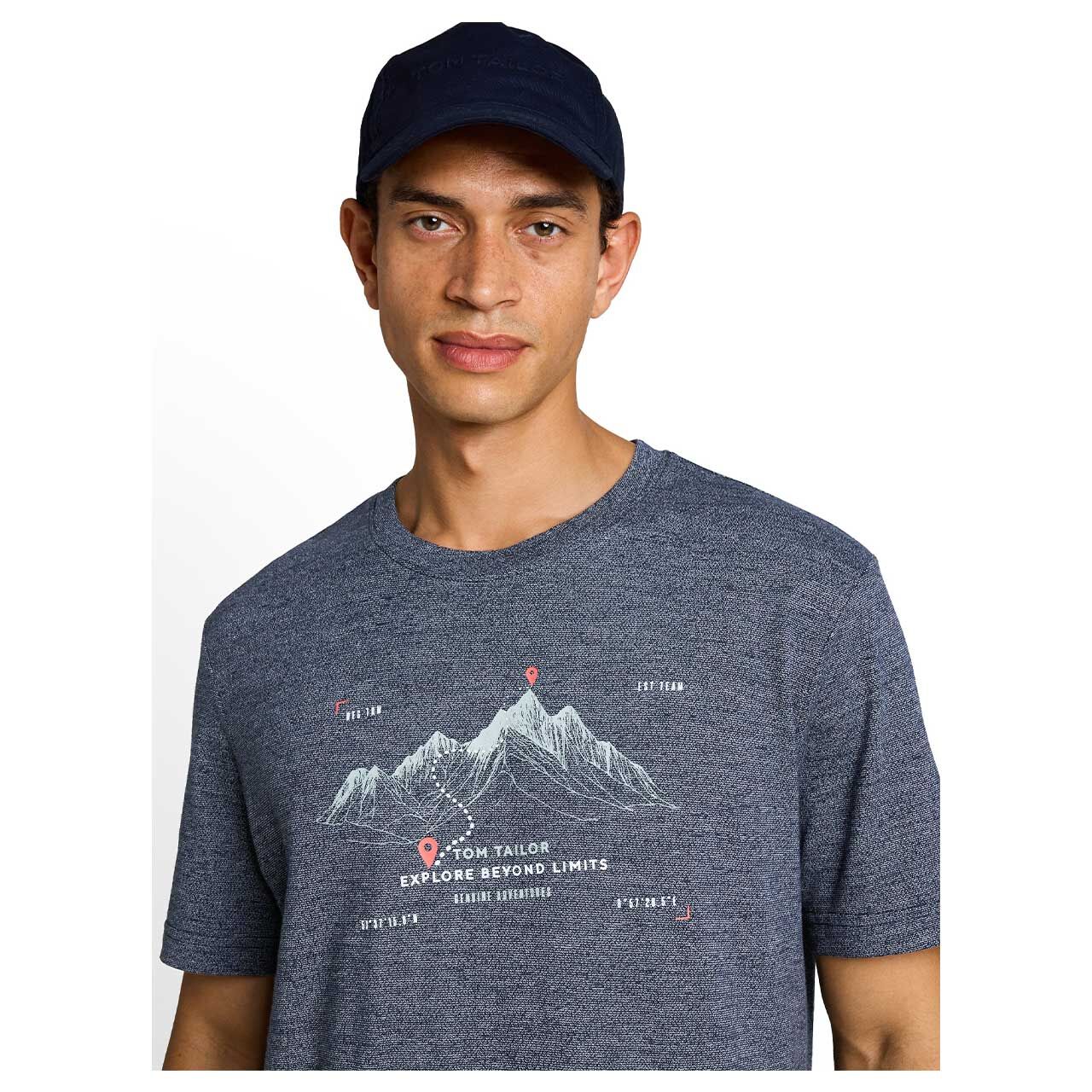 Herren T-Shirt von Tom Tailor in Dunkelblau meliert mit Print, detaillierte Vorderansicht am Model