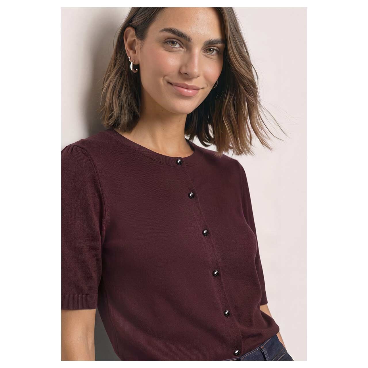 Damen Kurzarm Strickjacke Short Sleeve Cardigan von Street One in Lila, detaillierte Vorderansicht am Model