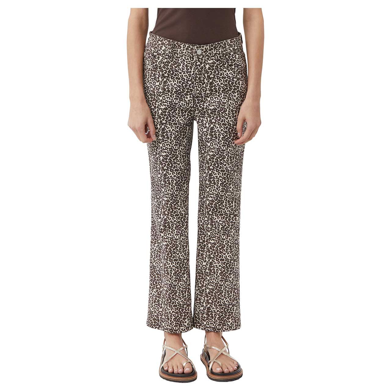 Vorderansicht der getragenen Damen Ankle Jeans Easy Kick von Comma in Beige mit Leo-Print