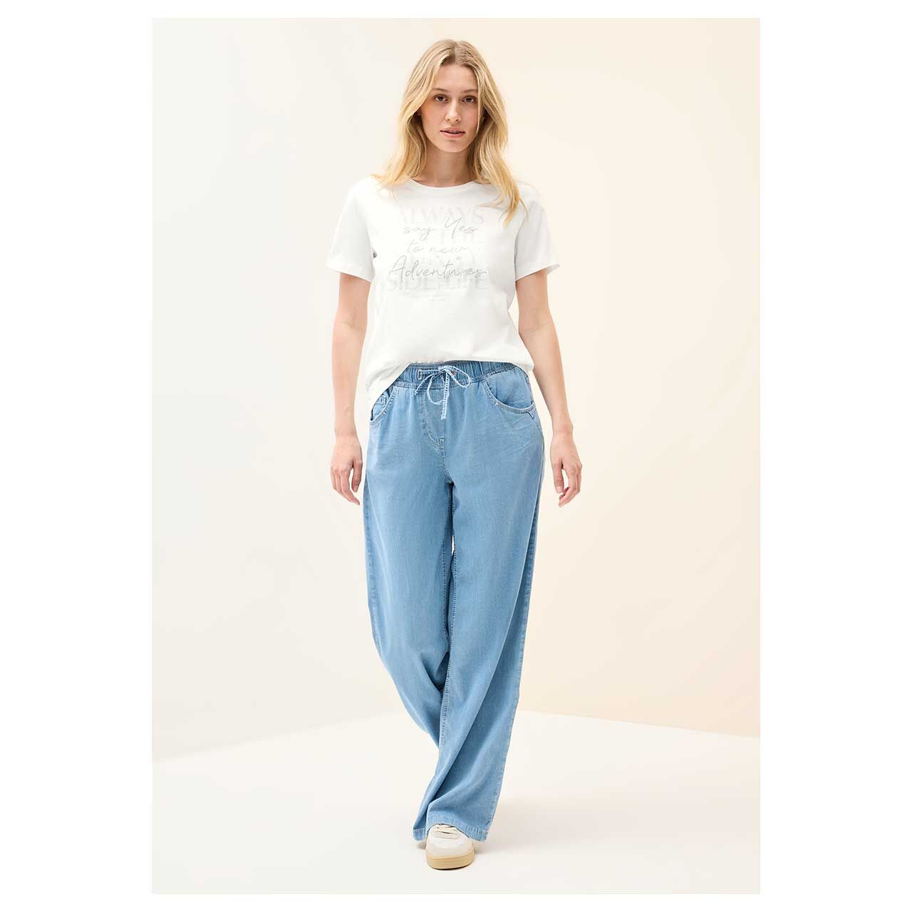 Damen T-Shirt Glitter Foil Print von Cecil in Cremeweiß, Ganzkörperansicht Outfit Modell
