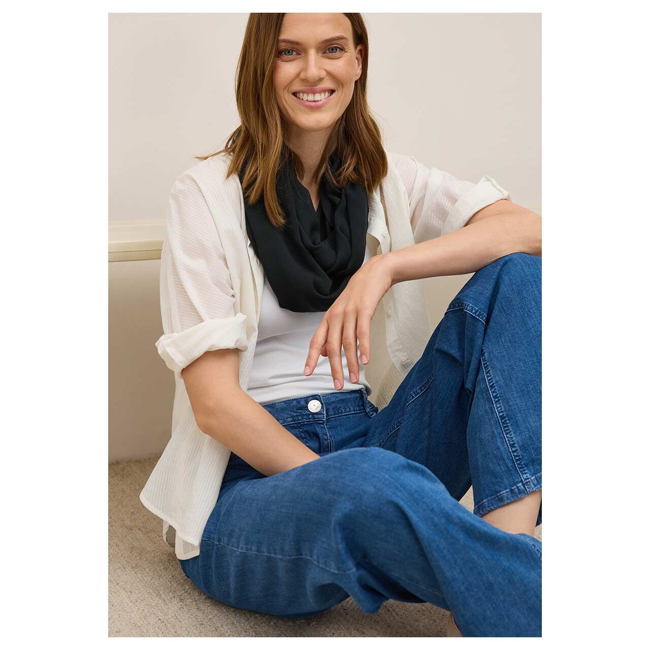 Damen Tuch Solid Loop von Cecil in Dunkelgrün, Getragen am Model