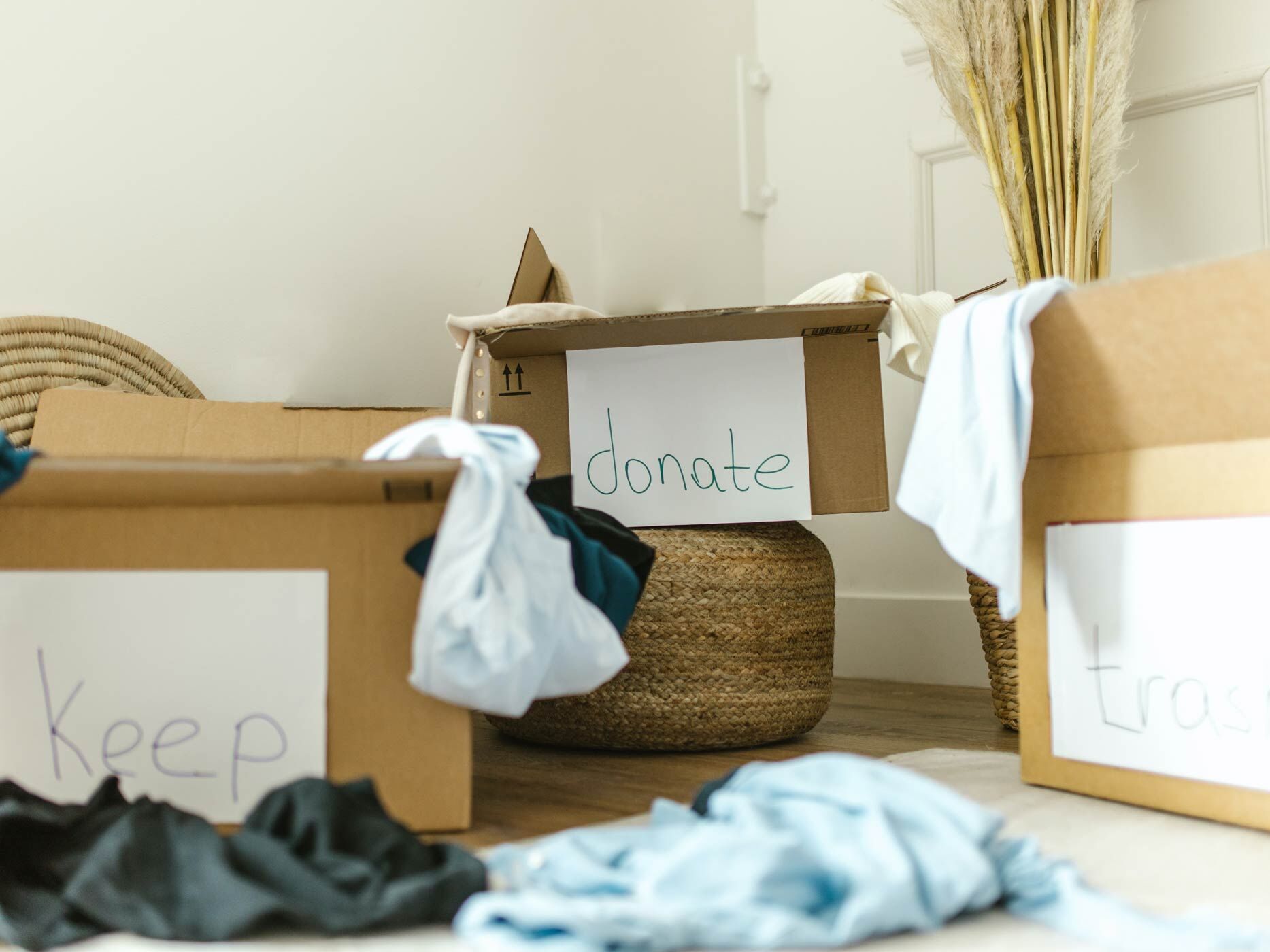 Kleiderboxen zum Aussortieren