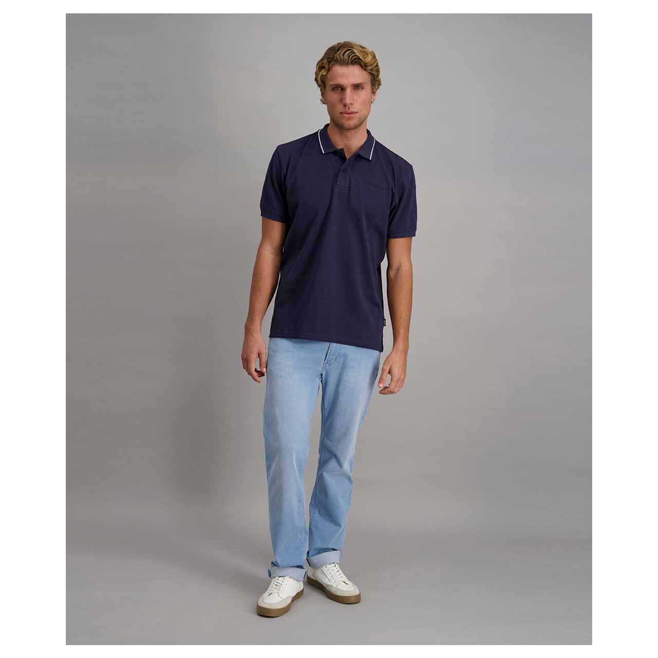 Stretch Herrenjeans Rando Megaflex in Hellblau angewaschen von Pioneer, Vorderansicht am Model