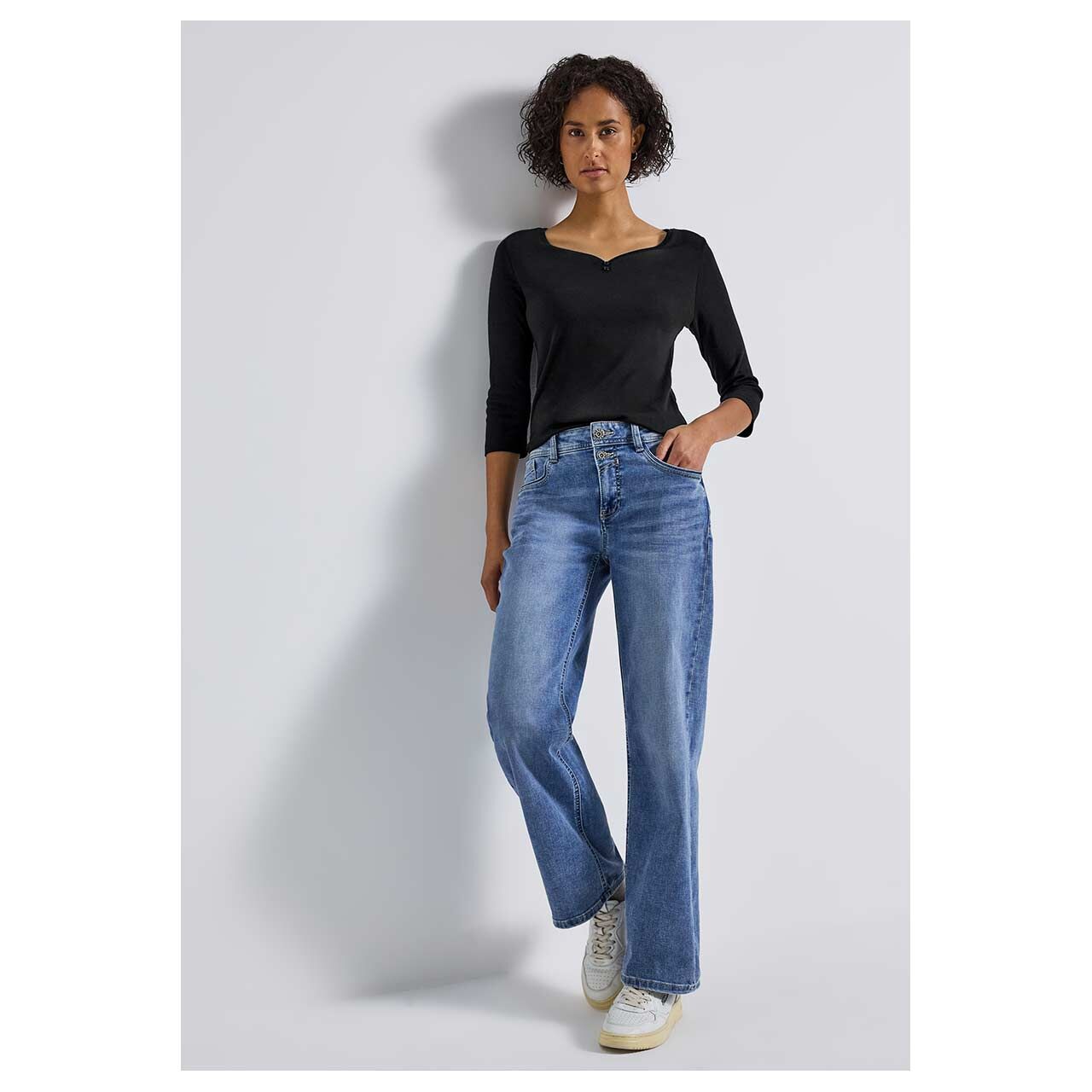 Damen 3/4 Arm Shirt Basic Buttons von Street One in Schwarz, Ganzkörperansicht am Model