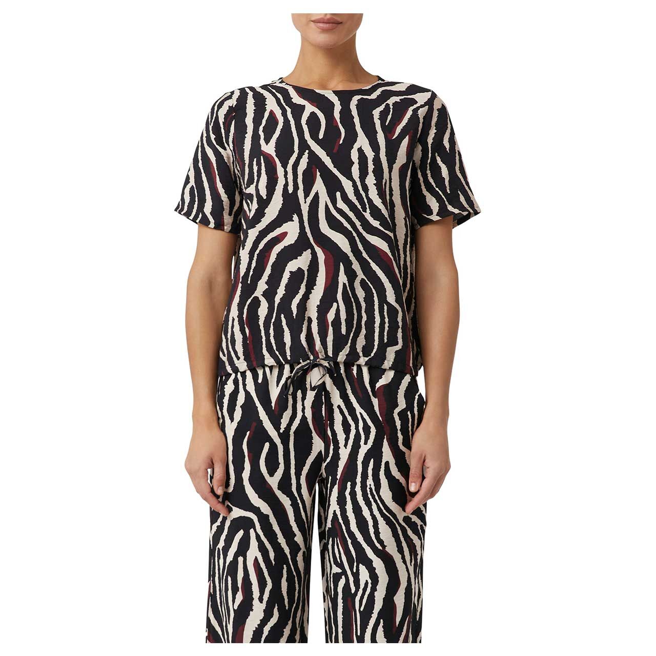 Damen Kurzarm Bluse von Comma in Burgunderrot mit Print, detaillierte Vorderansicht am Model