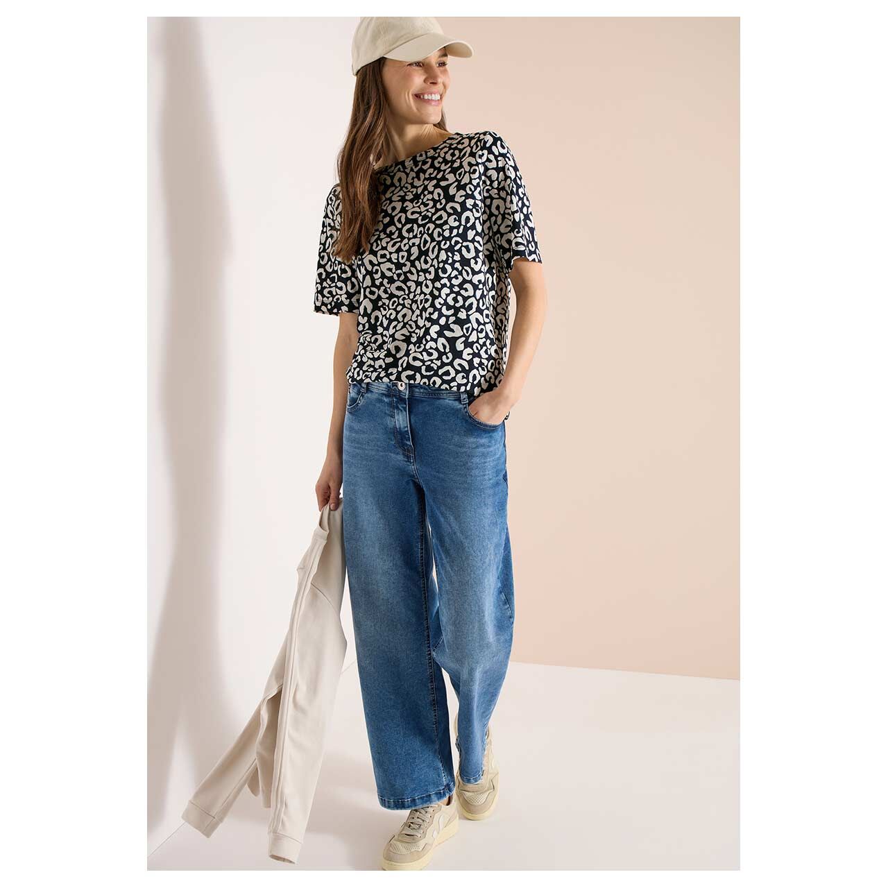 Damen T-Shirt Leo Slubyarn von Cecil in Dunkelblau mit Print, Ganzkörperansicht am Model