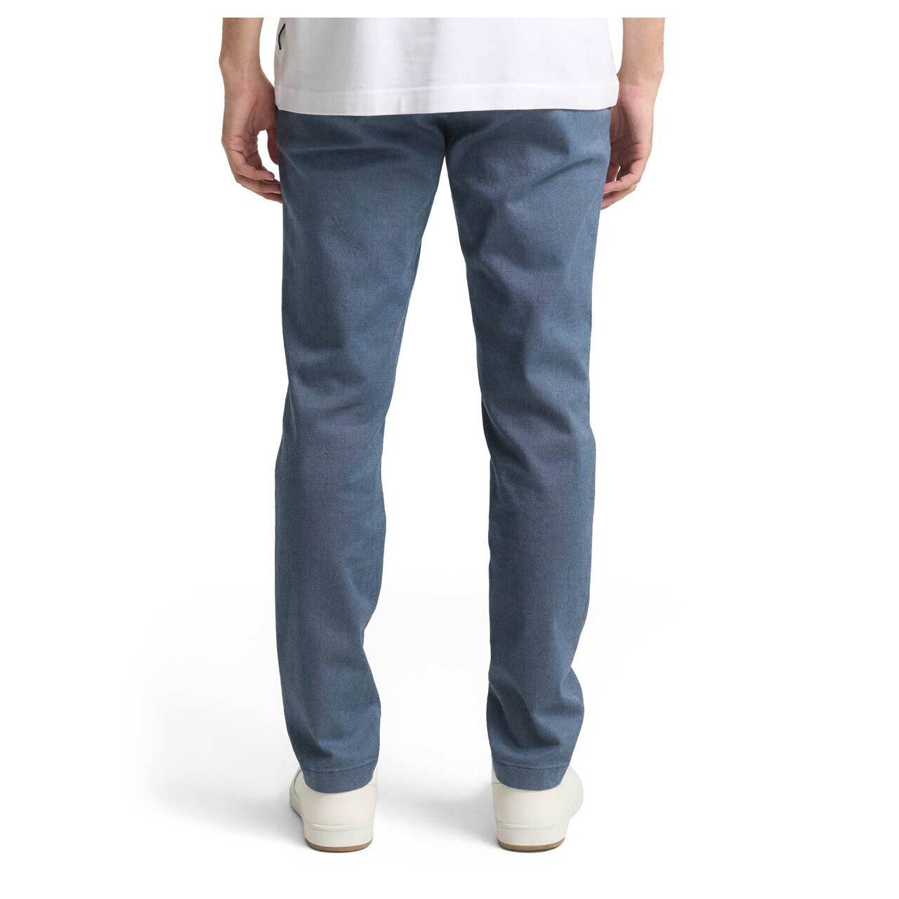 Chinohose Travis von Tom Tailor in Blau mit Print, Rückansicht am Model