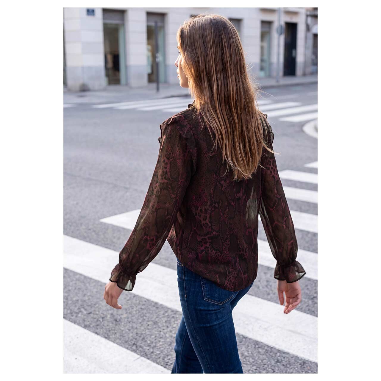 Damen Langarm Bluse Chiffon Tunic von Street One Studio in Weinrot mit Print, Rückansicht am Model