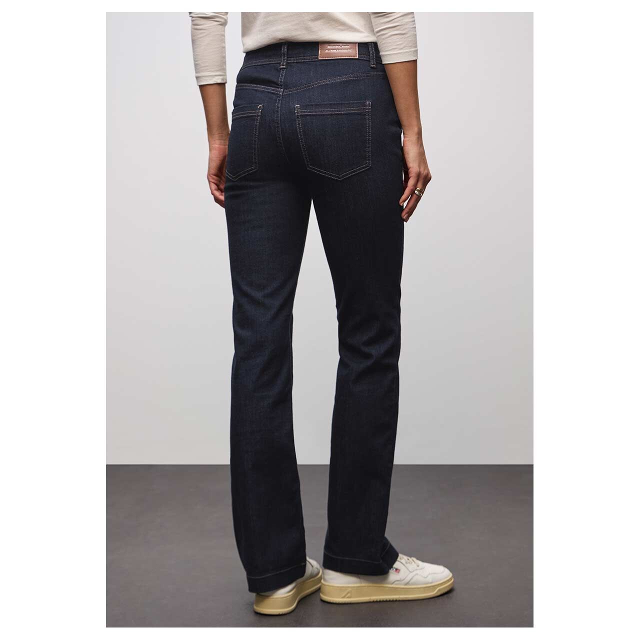 Damenjeans Bootcut von Street One in Dunkelblau, Rückansicht am Model